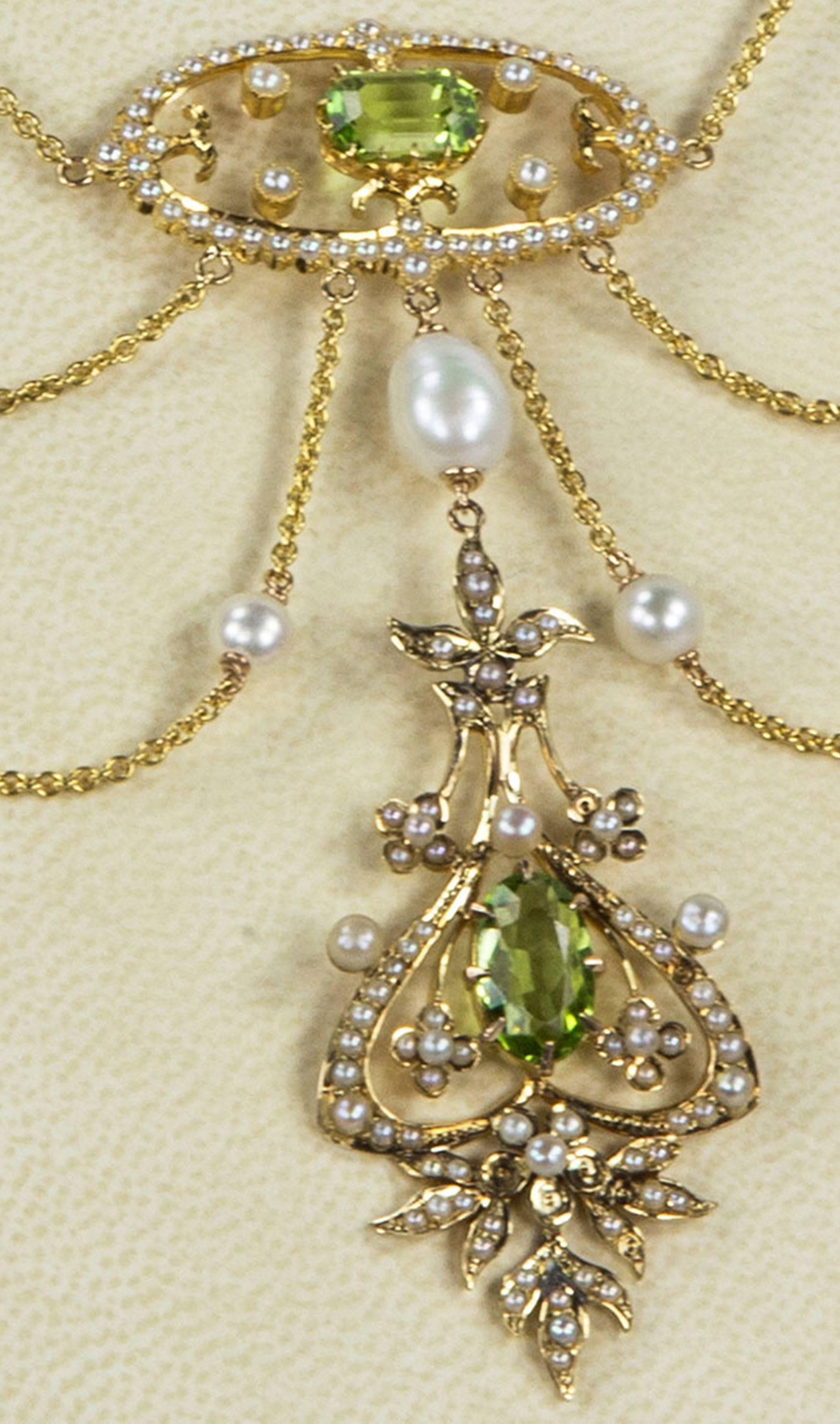 Taille mixte Collier édouardien ancien en forme de guirlande en or avec péridots et perles, ancienne propriété de bijouterie d'art en vente