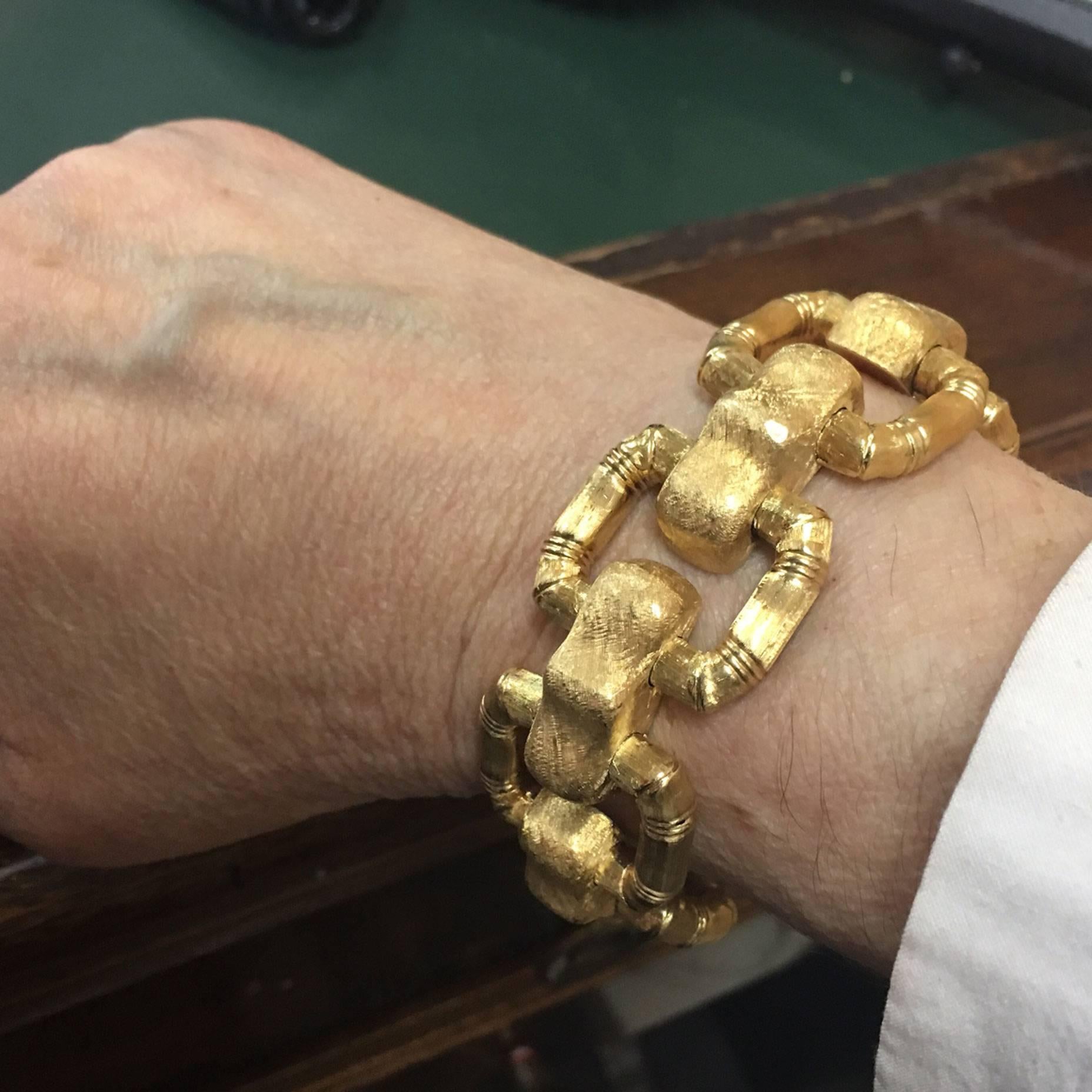 Striking Chunky Modernist Gold Link Statement Bracelet In New Condition In Montreal, QC