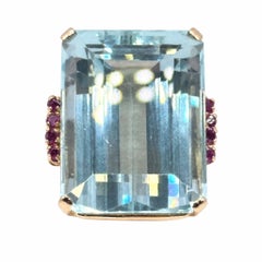 Vintage-Retro-Statement-Ring aus Gold mit einem 64-Karat-Aquamarin im Smaragdschliff und Rubinen