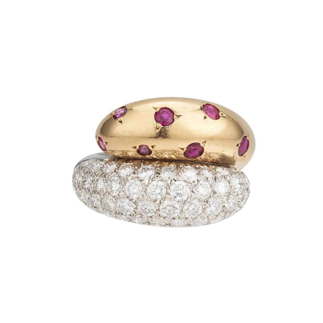 Extremely fine and Elegant Toi et Moi yellow gold, platinum, ruby and diamond ring. 

Typically Retro style, Star setting for rubies on yellow gold and round diamonds setting serti-neige style on platinum

French marks. Circa 1940.

Size: 52