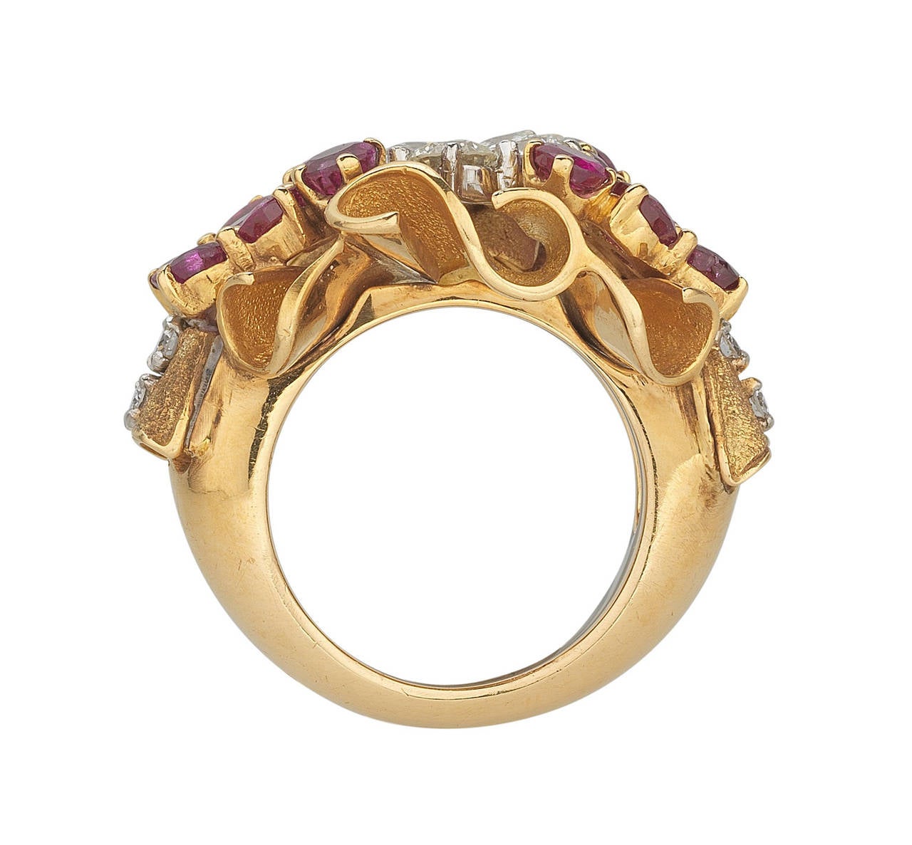 Retro Yellow gold (18kt) and Platinum Diamond and Ruby ring.
French marks. Circa 1940.

Total weight of the ring: 17.5 grams