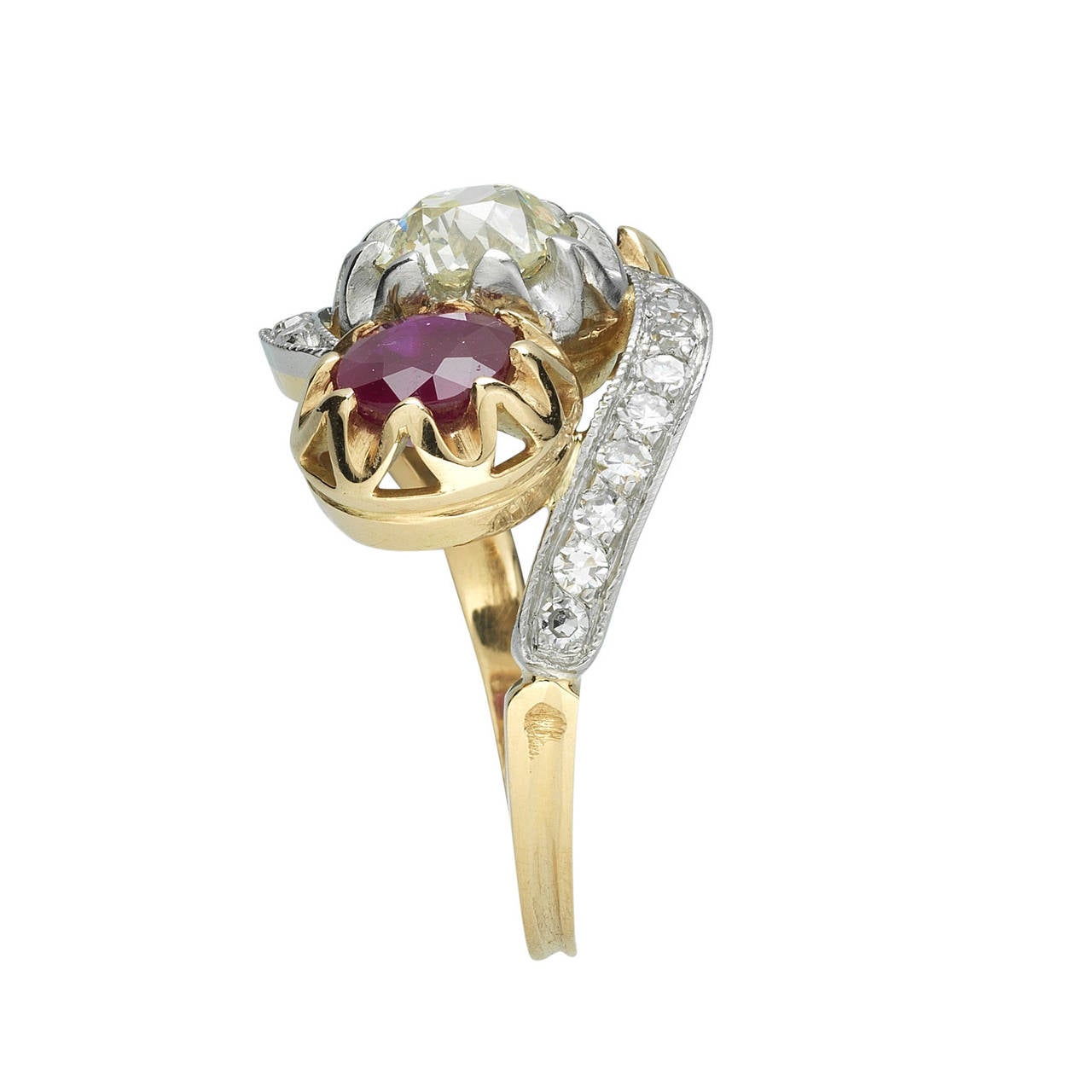 Edwardian Sapphire Ruby Old Mine Cut Diamond Gold Platinum Ring In Excellent Condition In Geneva, CH