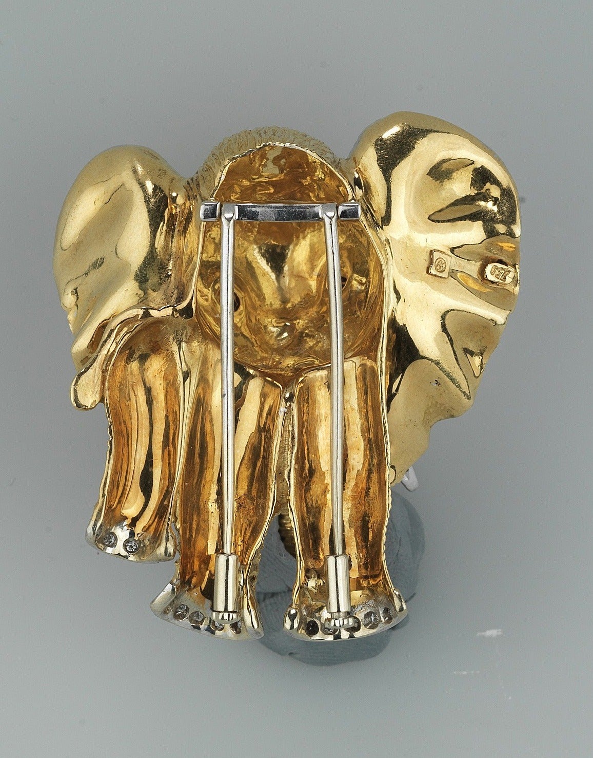 Ruby Diamond Gold Platinum Elephant Brooch In Excellent Condition In Geneva, CH