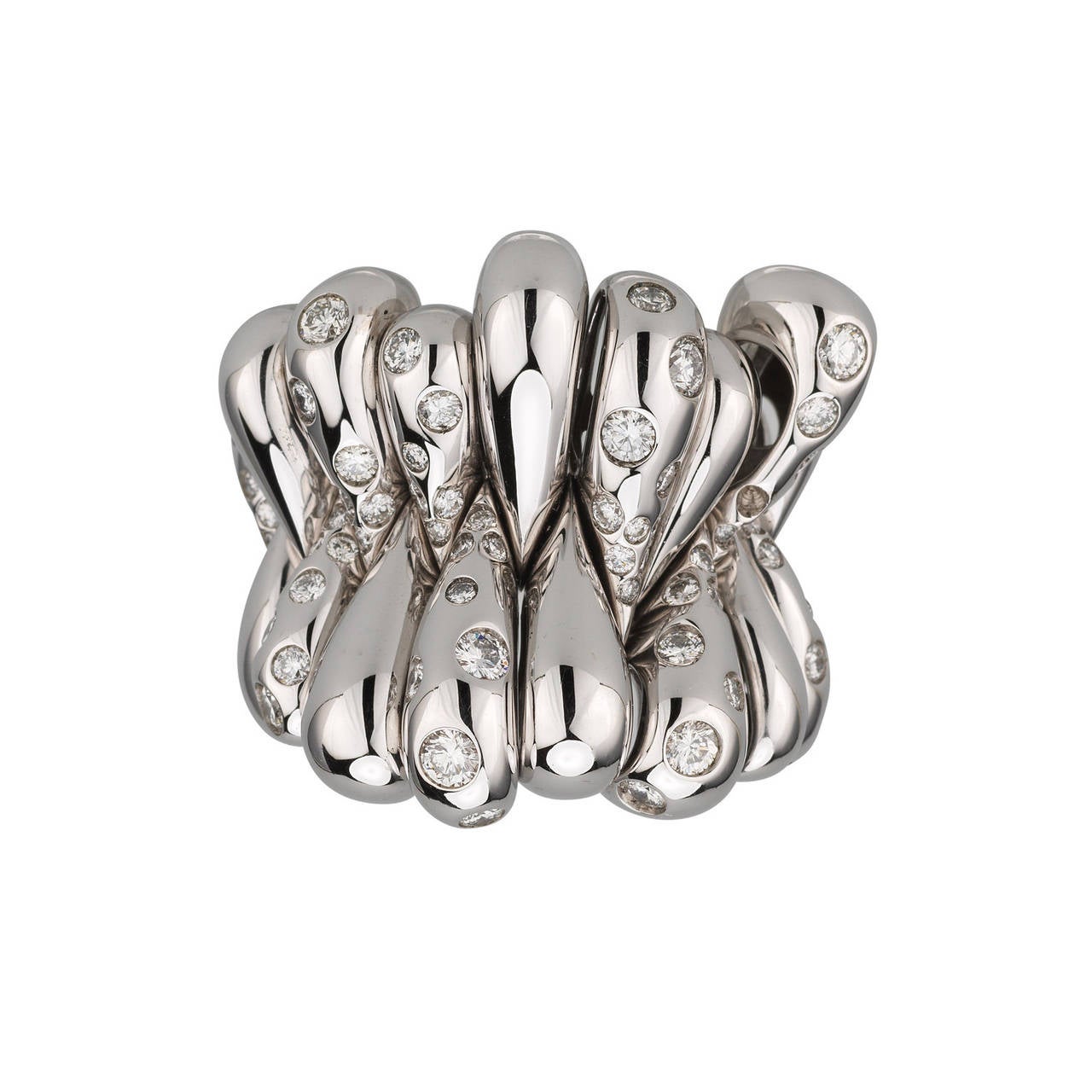 Fine ring in 18k white gold, signed « DE GRISOGONO », « Gocce » model. 
The decor is composed of a multitude of moveable drops. 

70 white diamonds. Total weight: 2.10 carats.
Signed De Grisogono, numbered. French marks.
Size: 54 (FR) / 6 3/4