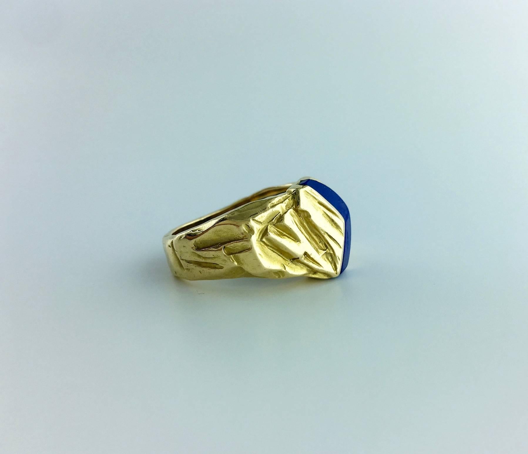 Lapis Lazuli and Yellow Gold 18k artistic Ring.
Circa 1970
Signed Gubelin.
Mad in SWITZERLAND.