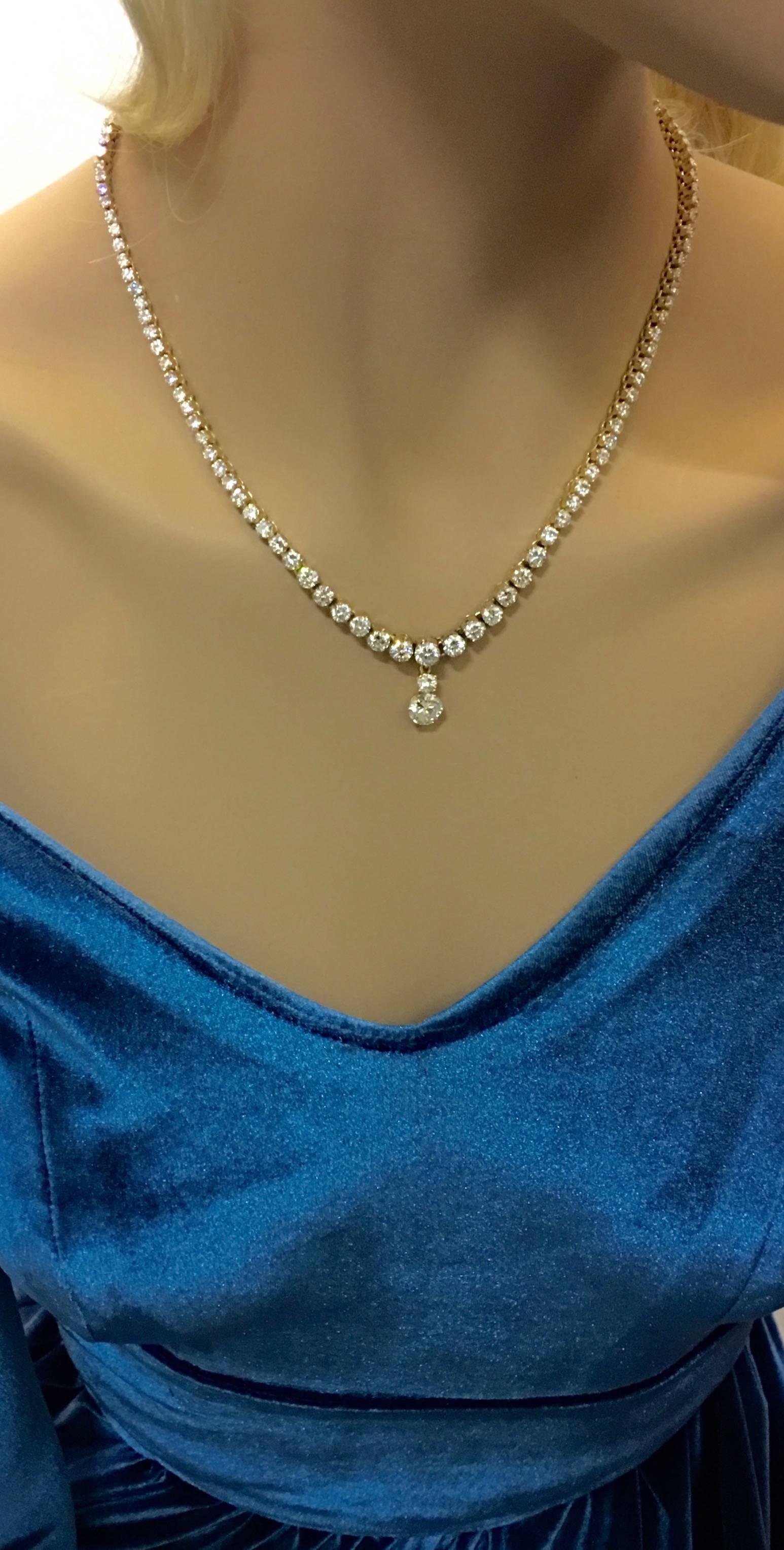 Impressive quality of Round cut Diamond necklace on yellow gold 18k.
The pendant holds a more significant Diamond. The pendant can be remove to wear the necklace as a 'rivière'.

