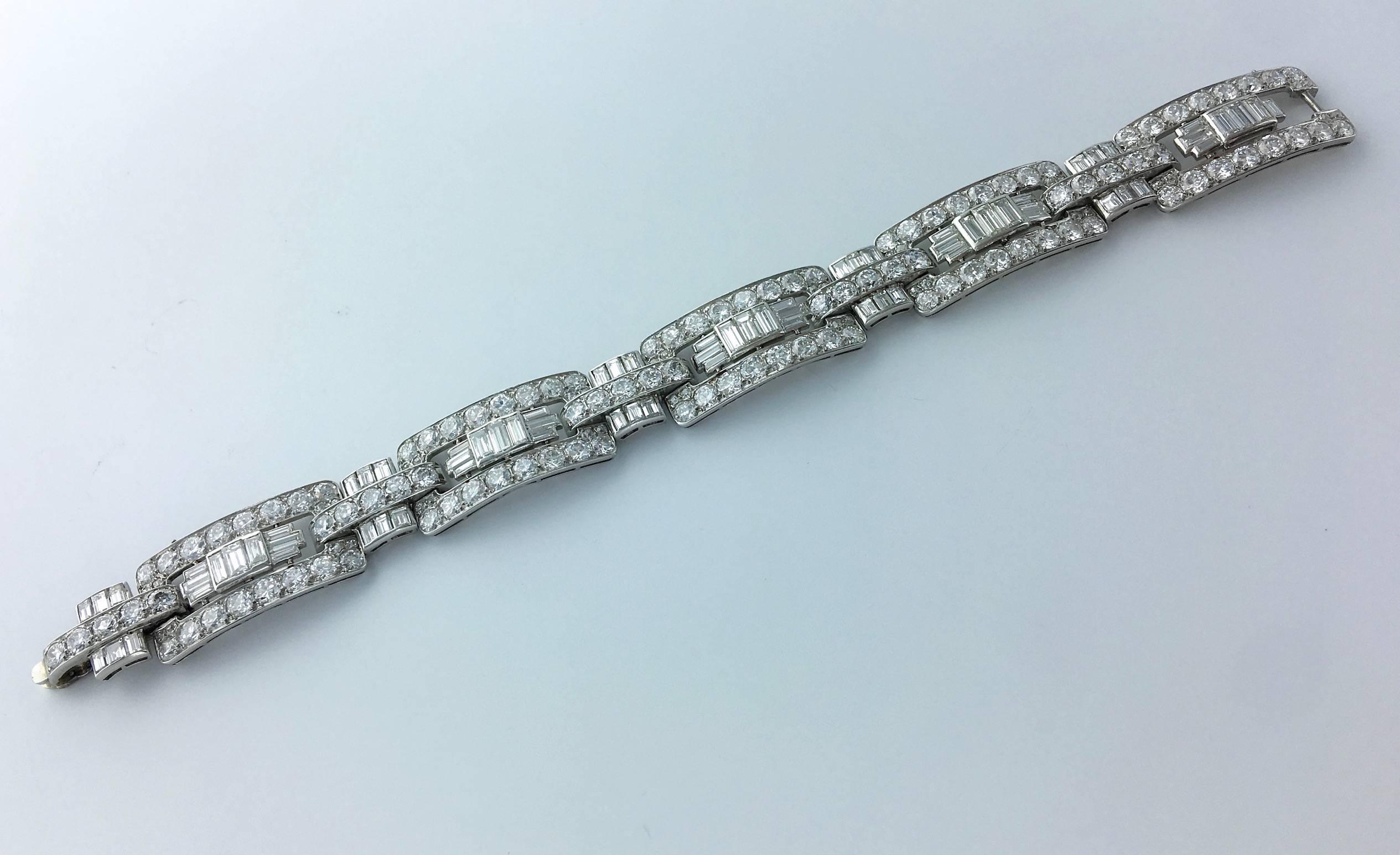 Chic and Stunning full Diamond pave on platinum Bracelet.
Art Deco design. Circa 1930.
Numbered.