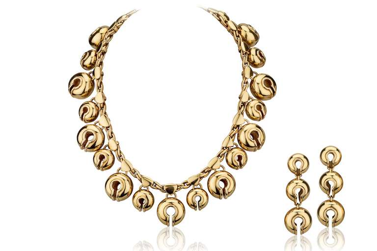 Marina B. yellow gold necklace and a pair of ear clips. "Campanelli" model .

Each piece is signed, stamped and numbered F5095. Italian marks.
The necklace length is 15.7 inches, and weight: 283.9 grams
The ear clips length is 2.4