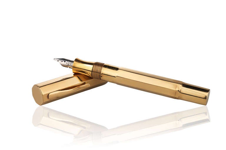 Yellow gold ink pen and platinum feather. Signed Cartier Paris, French marks and numbered. Circa 1940. 

Total weight: 41.5 grams.

Measures:
Length: 12.5 cm (4.9 inches)
Diameter (at the largest): 1.5 cm (0.6 inch)