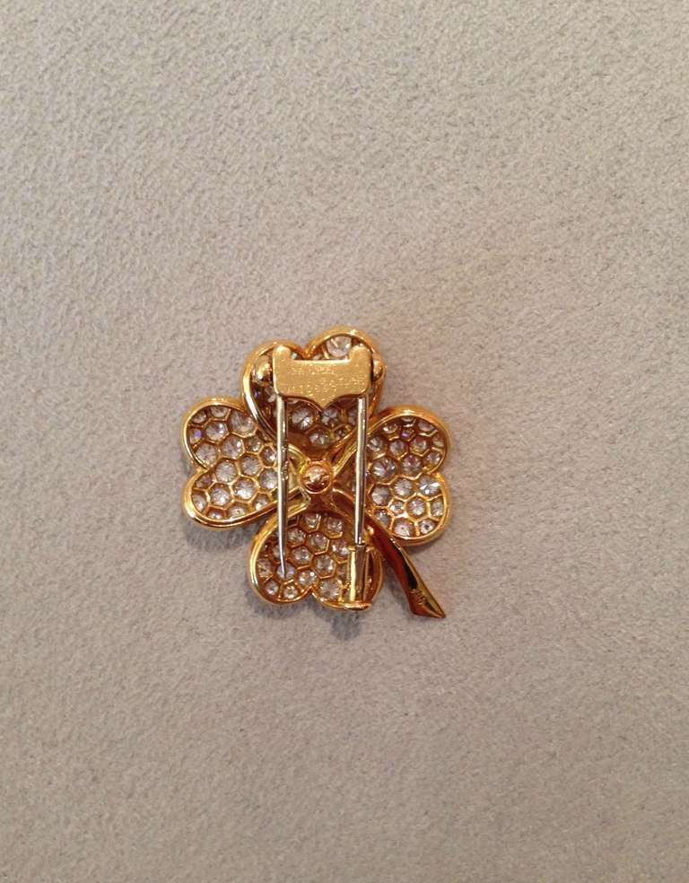 Four-Leaf Clover Brooch in diamond and yellow gold. Circa 1985.
Signed and numbered. French marks.
In its fitted Van Cleef & Arpels case.

Measures:
Height: 3 cm (1.2 inches)
Width: 2.5 cm (1 inch).

Total weight: 7.8 grams.