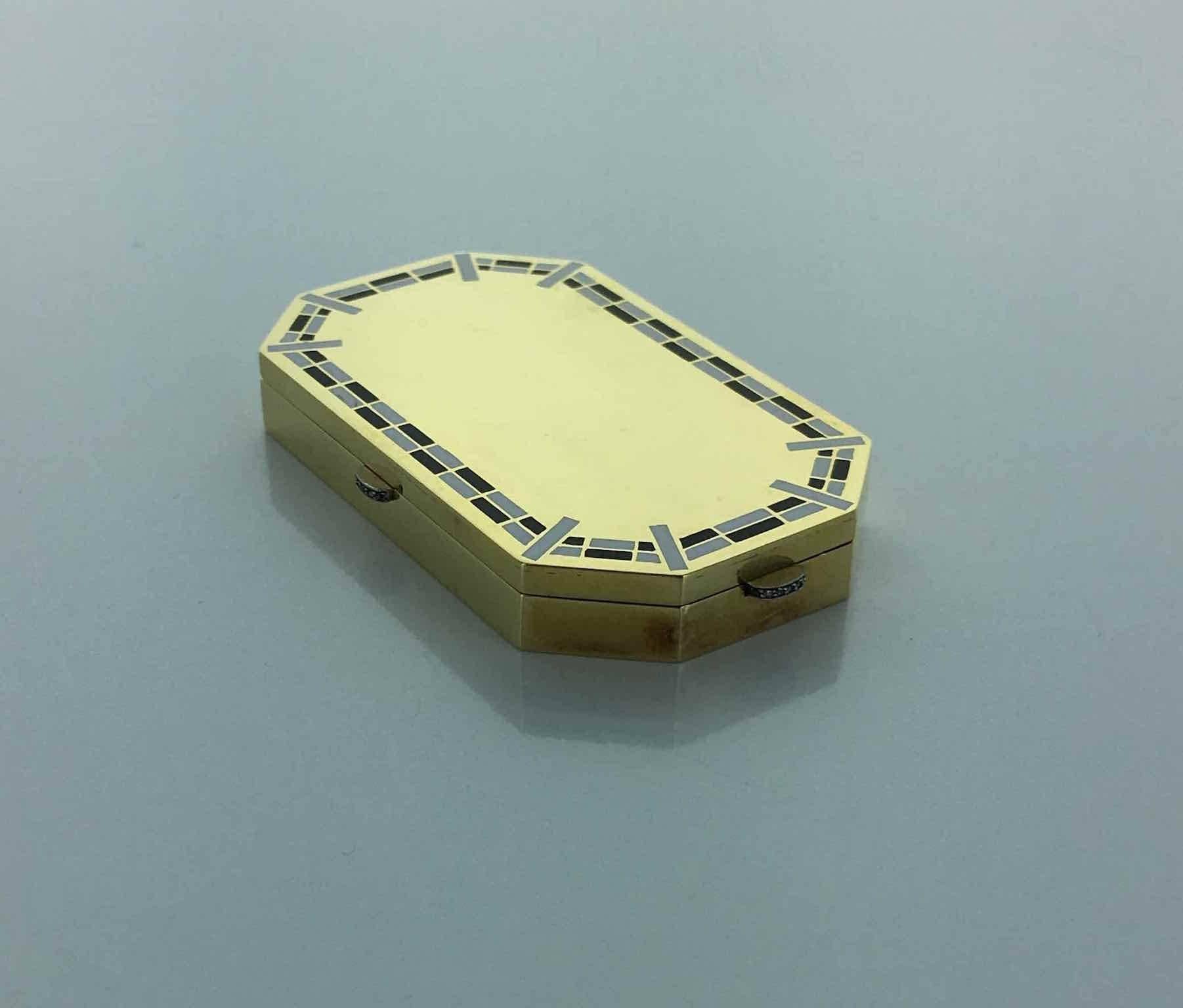 French Art Deco small Minaudiere in 18k gold 750 enameled by black and white geometric motifs on the top. Inside a mirror. Opening buttons punctuated by rose cut diamond. Circa 1930
Signed Janesich, numbered
French marks
Gross weight: 93.90 g.
