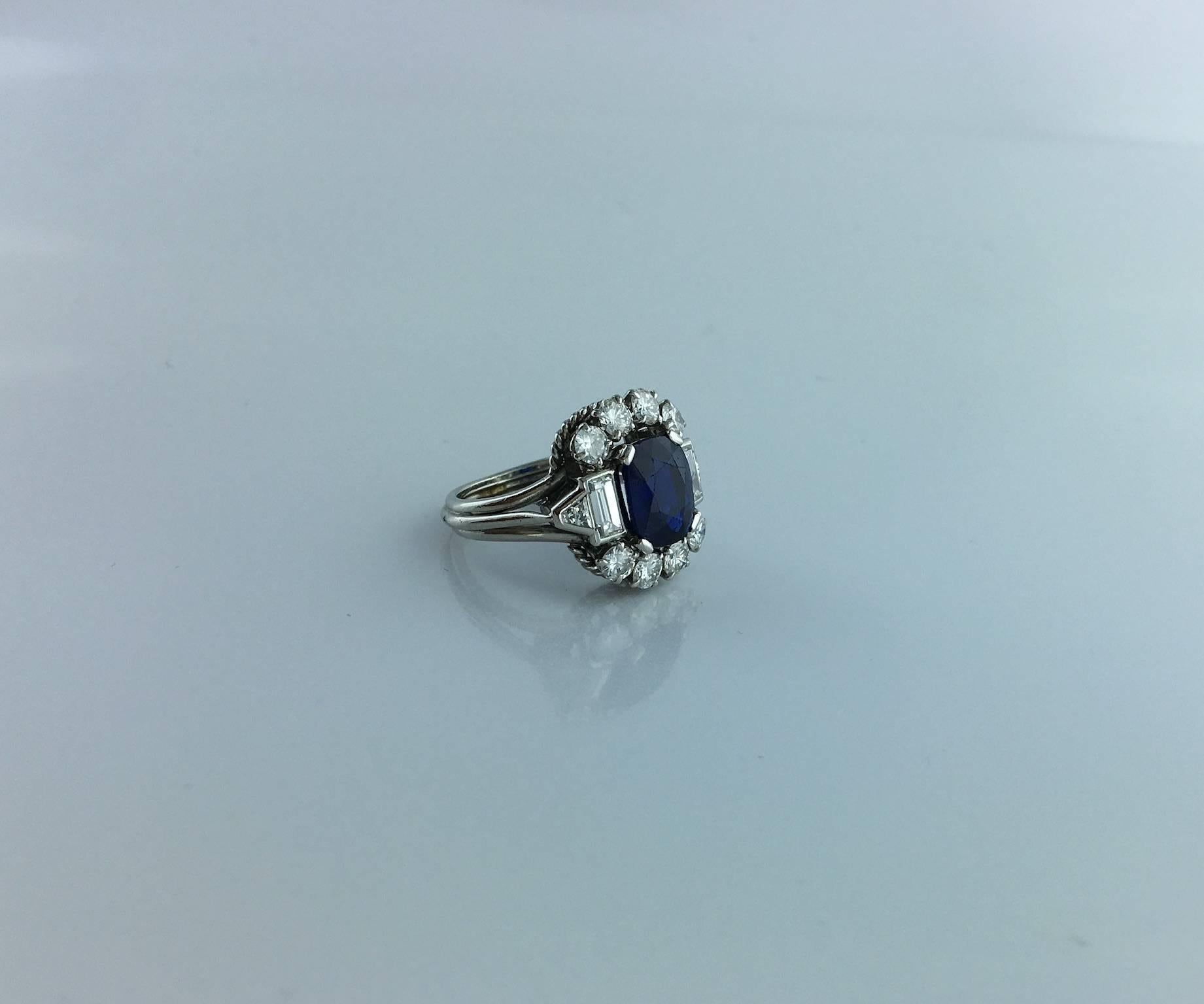 1940s French Sapphire Diamond Platinum Ring In Excellent Condition In Geneva, CH
