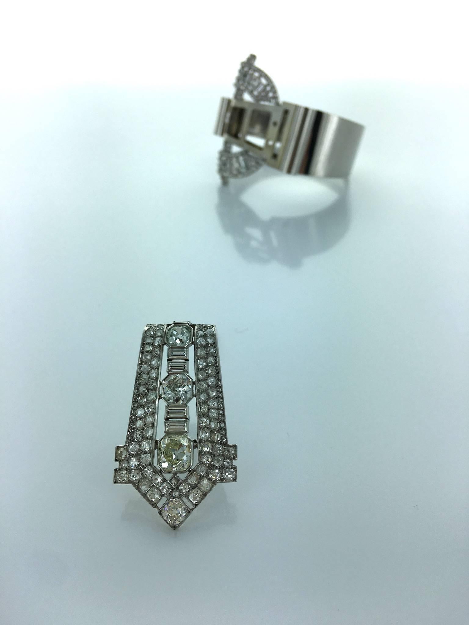 1930s Art Deco Diamond and Platinum Bangle In Excellent Condition In Geneva, CH