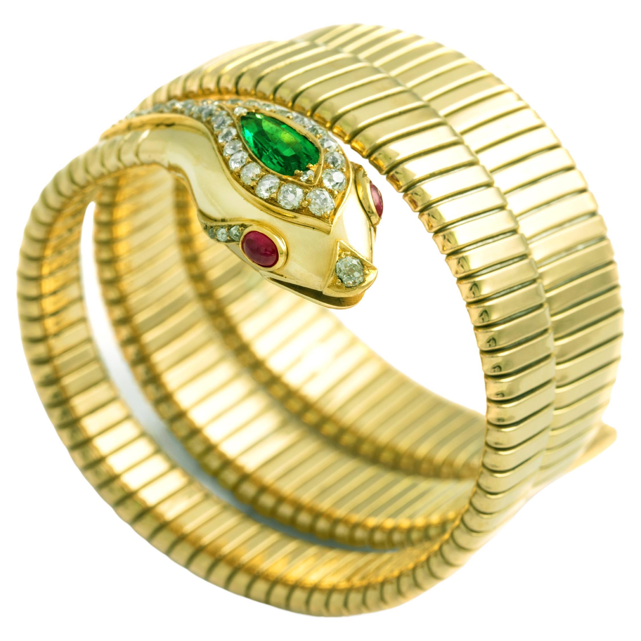 Snake yellow gold 18K tubogas bracelet.
Emerald old mine pear shape. Colombian origin.
Old mine cut diamonds.
Ruby cabochon eyes.

Bracelet flexible. Adaptable to all sizes.
Total gross weight: 63.40 grams.

The snake, symbolizing rebirth and