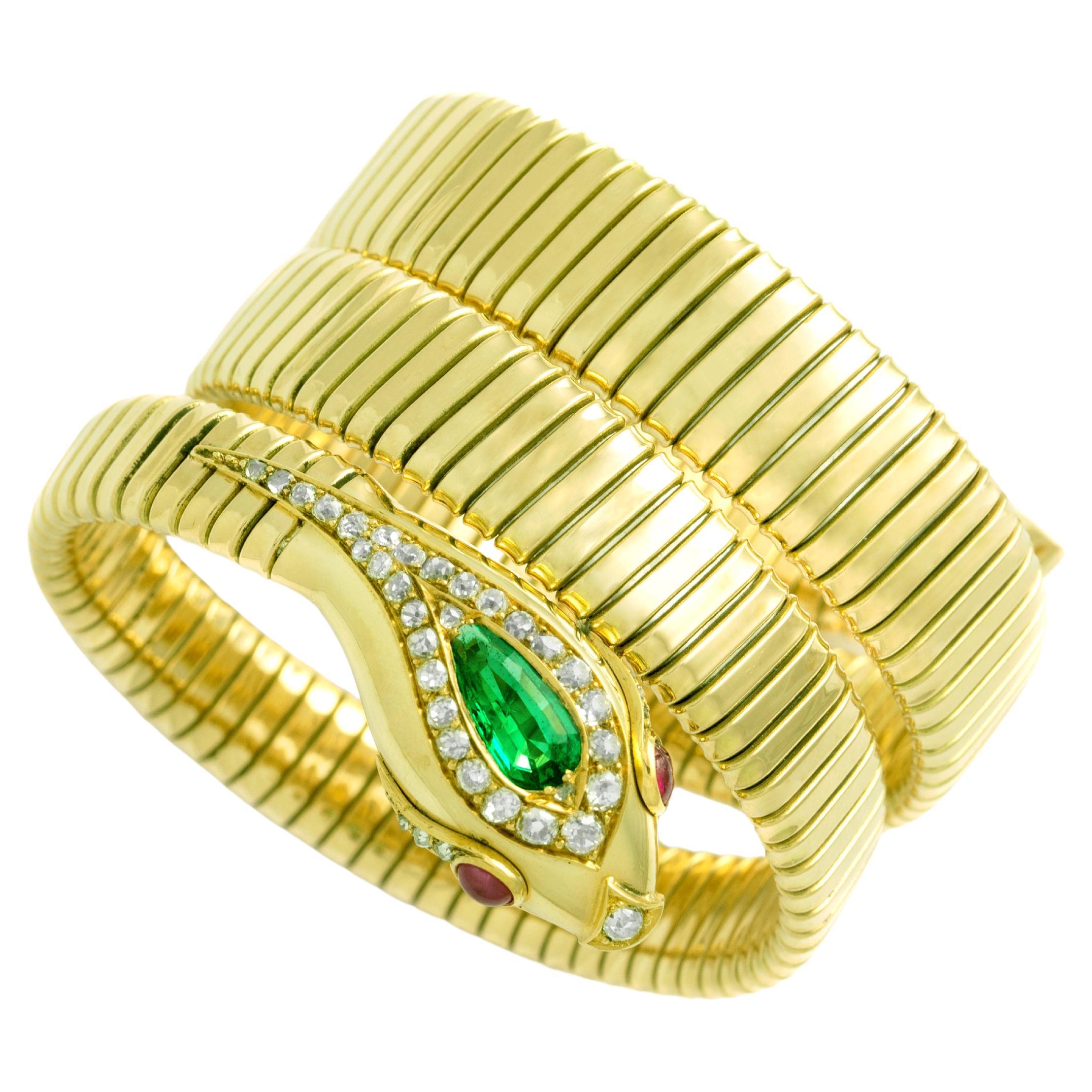 Bracelet tubogaz Serpenti en or jaune 18 carats, avec émeraudes, diamants et rubis en vente