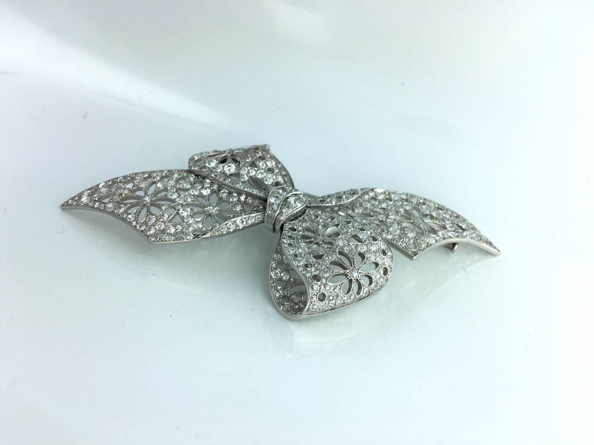 This piece is so delicate! The lace is realistic and the work of the goldsmith is incredible. The design is between Belle Epoque and Art Deco. All platinum and Old-mine cut diamond.
The pin is in white gold 750 18k as usual.

The size is impressive