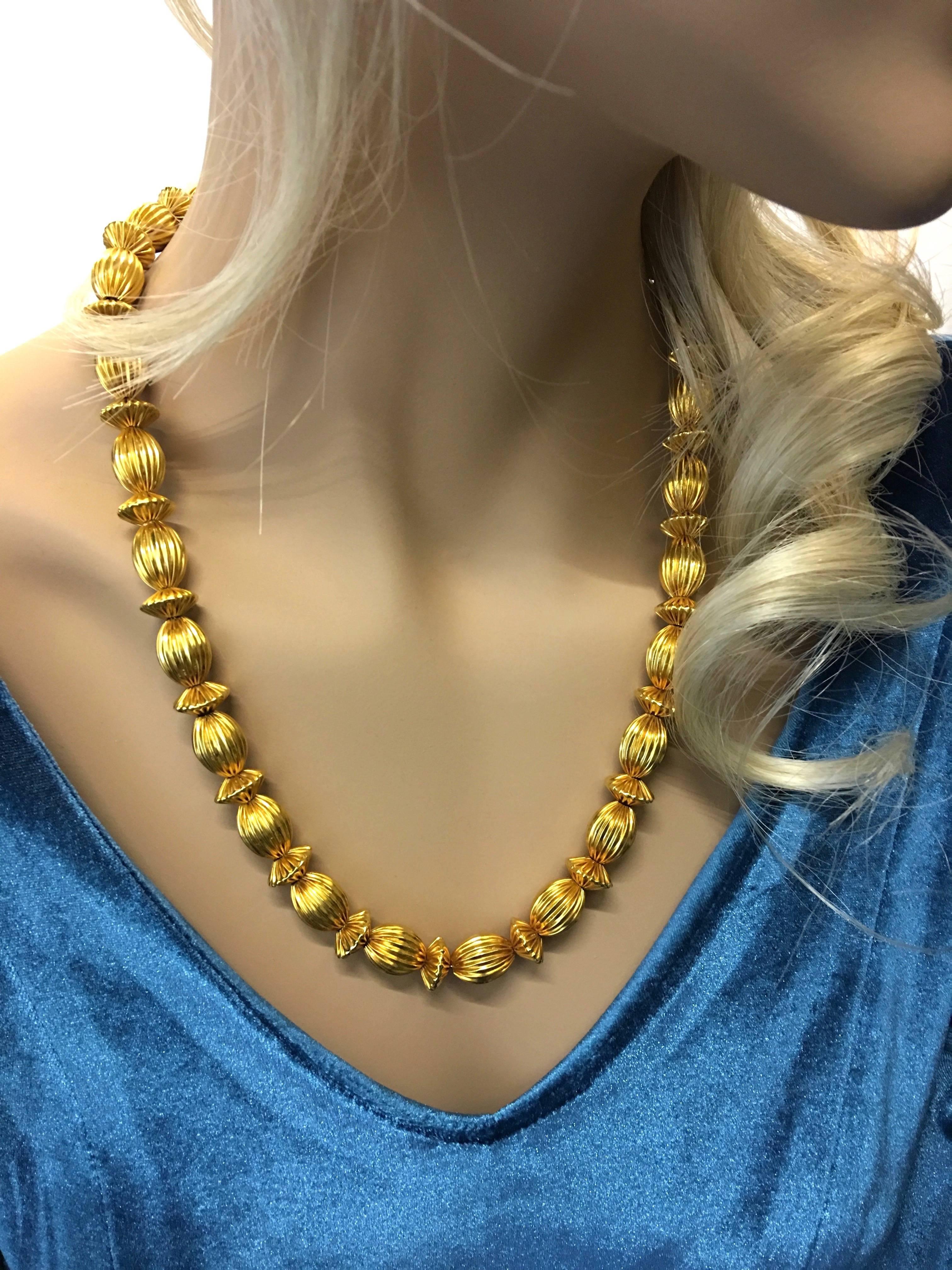 Alternating oval and saucer shaped fluted bead necklace by Ilias Lalaounis. Strung on gold foxtail chain. All yellow gold 18k 750.
Circa 1980.

Signed Ilias Lalaounis.
Marked: A21, Greece, 750, Maker's Mark.
Total length: 21.65 inches (55.00