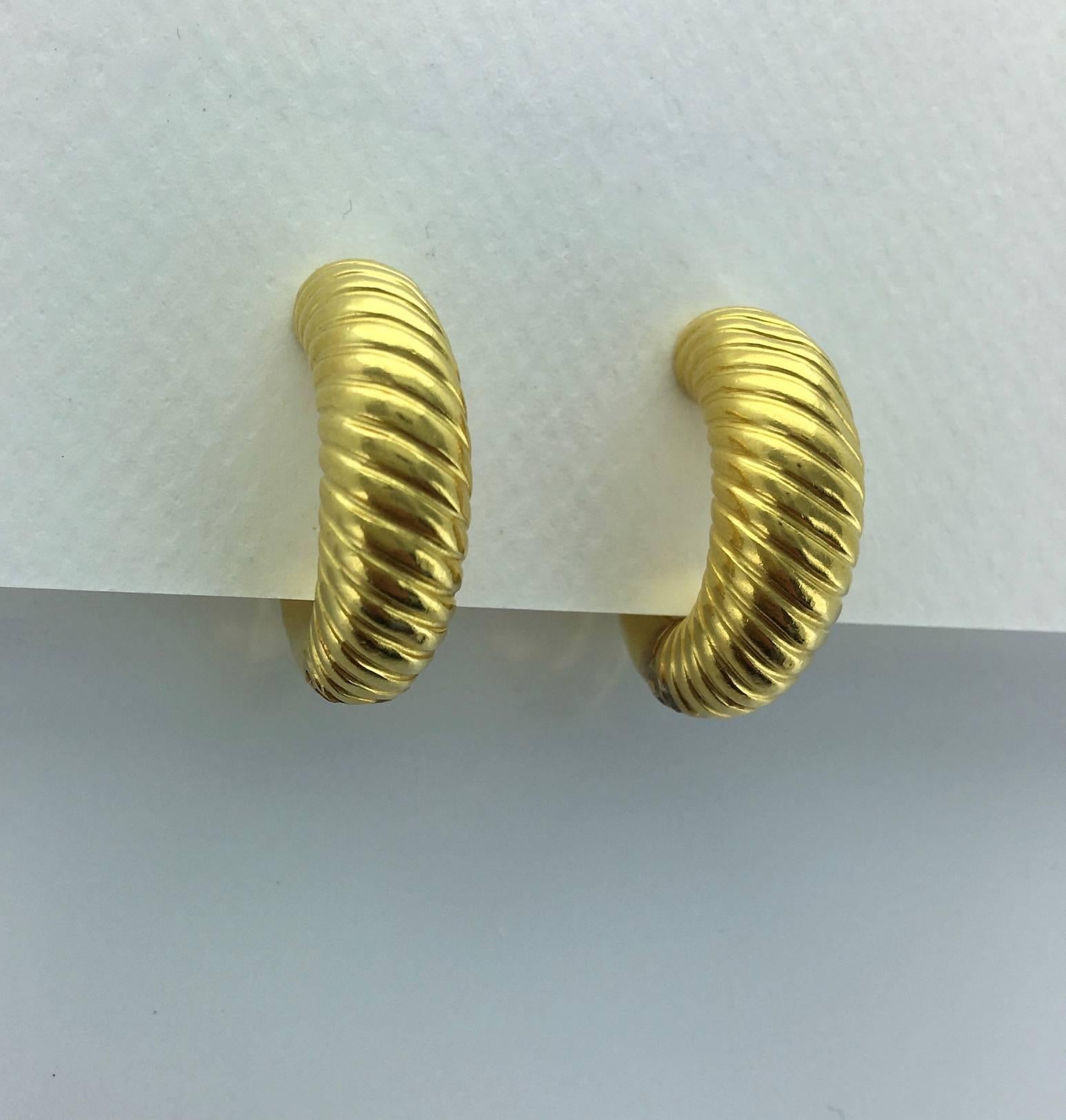Wide hoop yellow gold earrings with a diagonal line pattern. 
Circa 1980.
Signed Ilias Lalaounis.

Height (front): 1.18 inch. (3.- centimeters)
Width (profile): 1.06 inch. (2.7 centimeters)
Thickness (front): 0.39 inch. (1.-