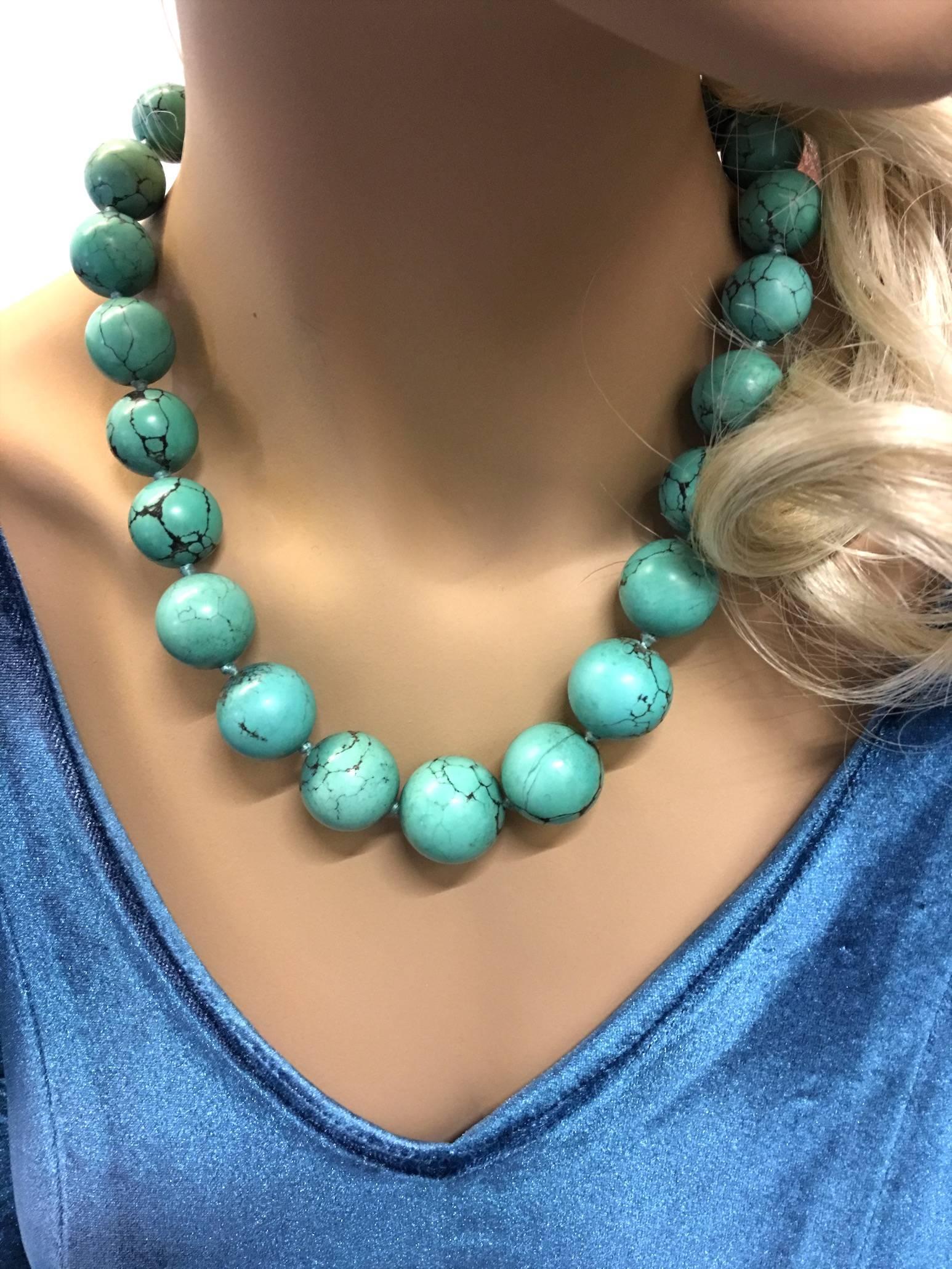 Antique Turquoise Matrix Necklace In Excellent Condition In Geneva, CH