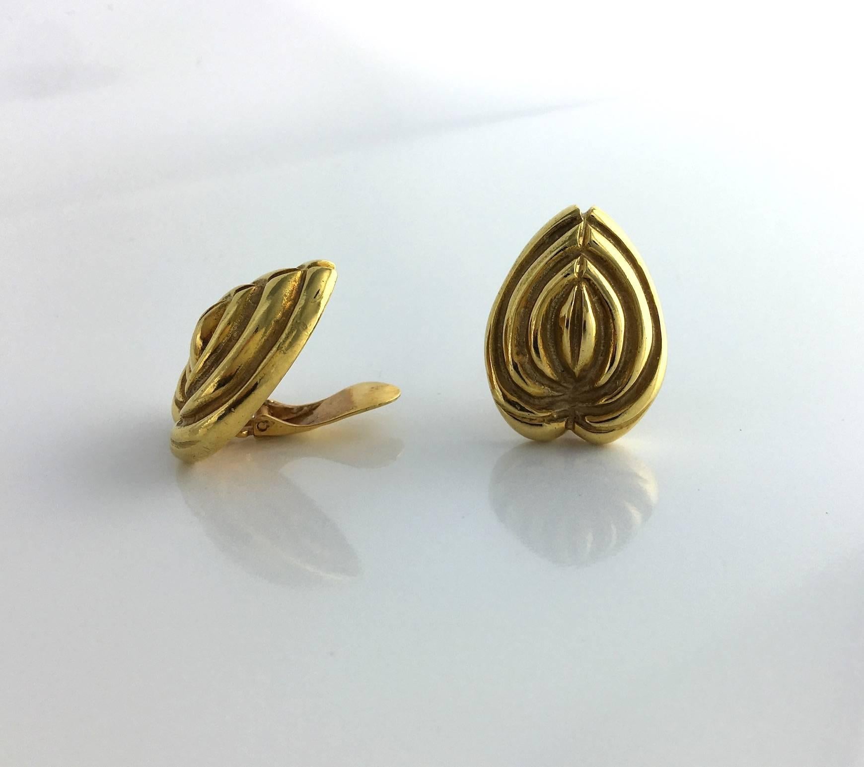Significant yellow Gold Earrings.  
Circa 1980. 
Signed Ilias Lalaounis.  

Height: 1.18 inch. (3.- centimeters) 
Width: 0.83 inch. (2.1 centimeters) 

Gross weight: 29.58 grams.