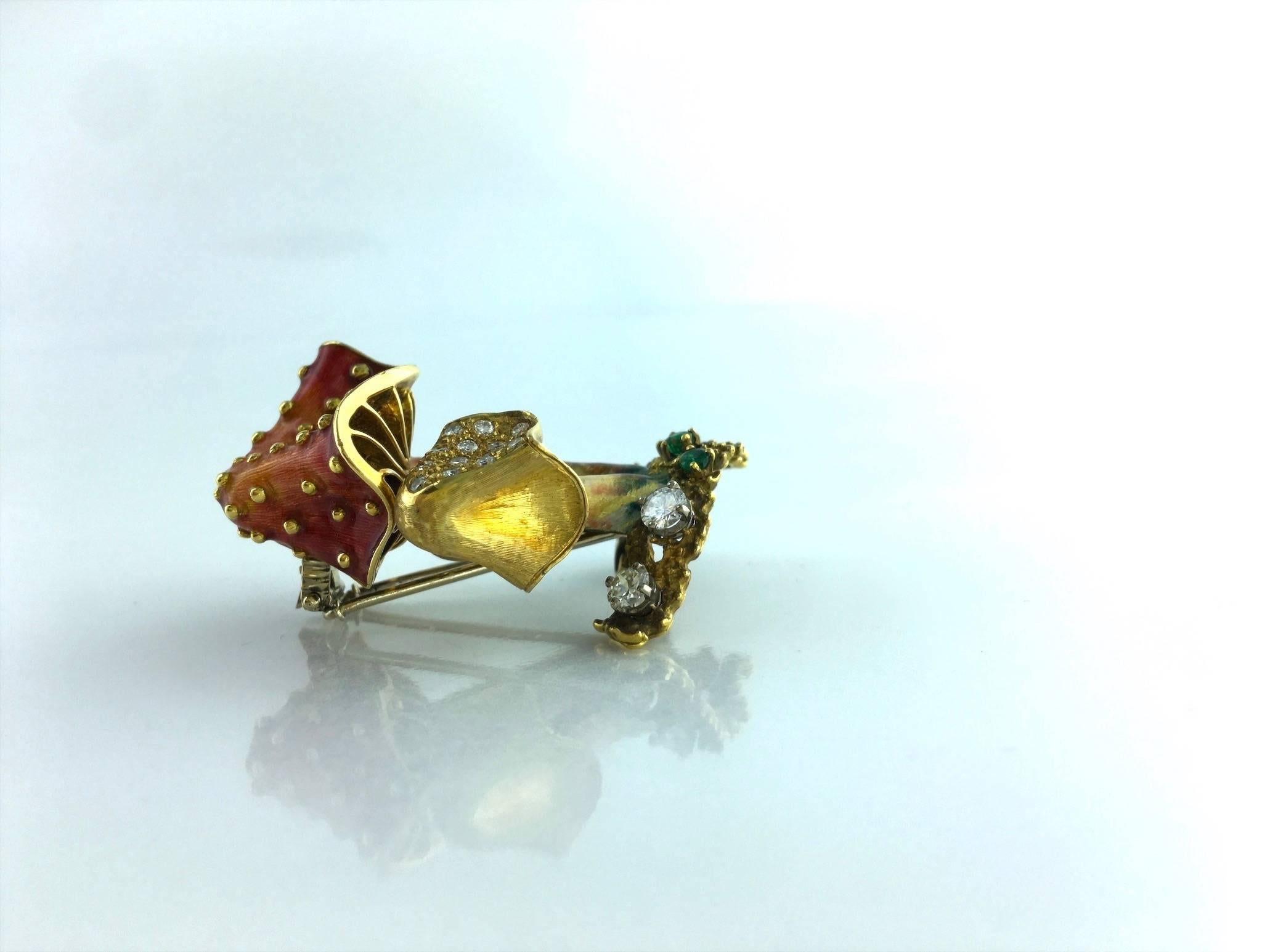 Unique piece, Lovely and realistic couple of Mushrooms enameled on yellow gold 18k 750 and highlighted by diamond and emerald.

Total height: 1.97 inch (5.00 centimeters).

Gross weight: 31.30 grams.