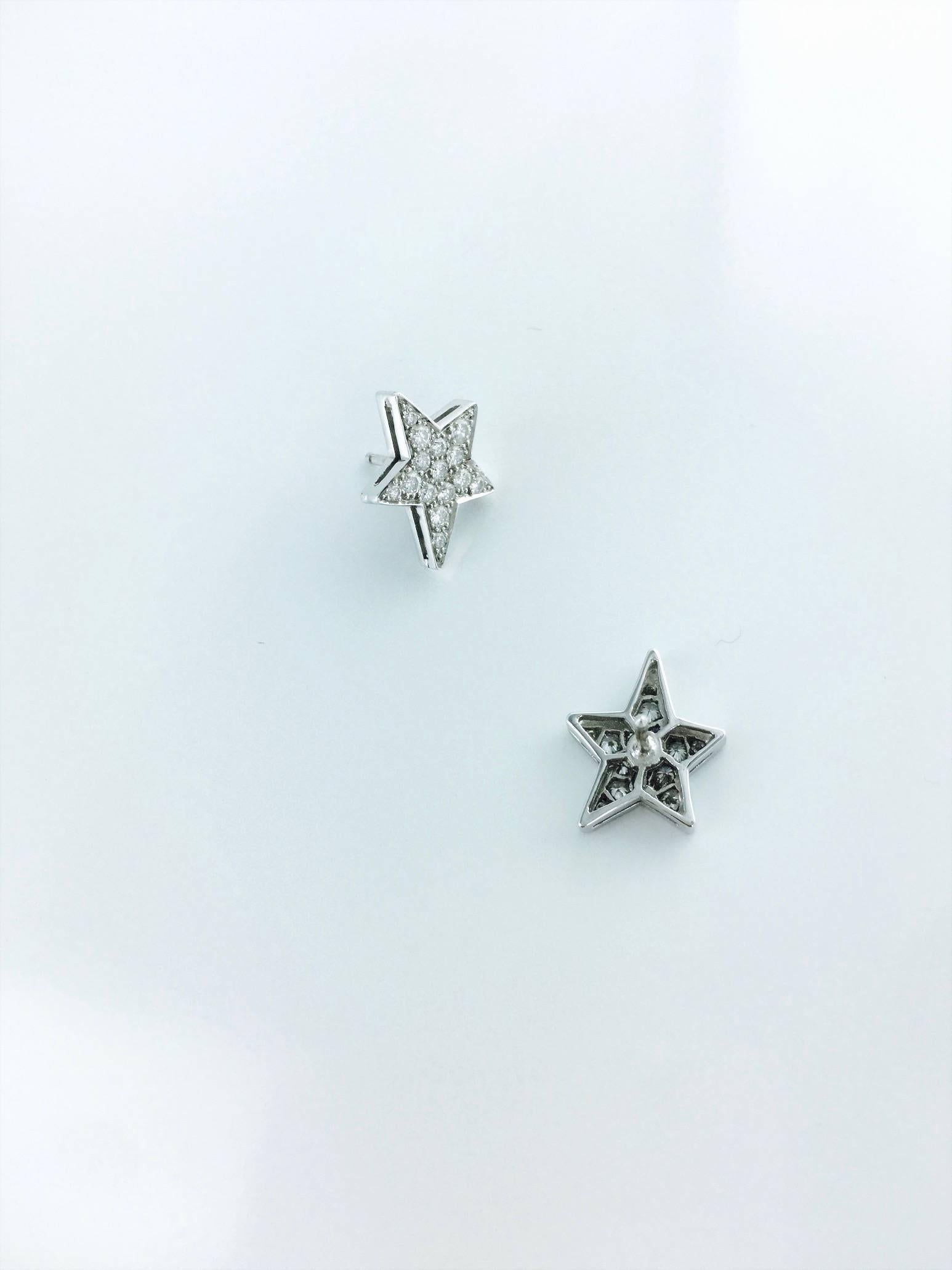 Contemporain Boucles d'oreilles en or blanc avec diamants en étoile en vente