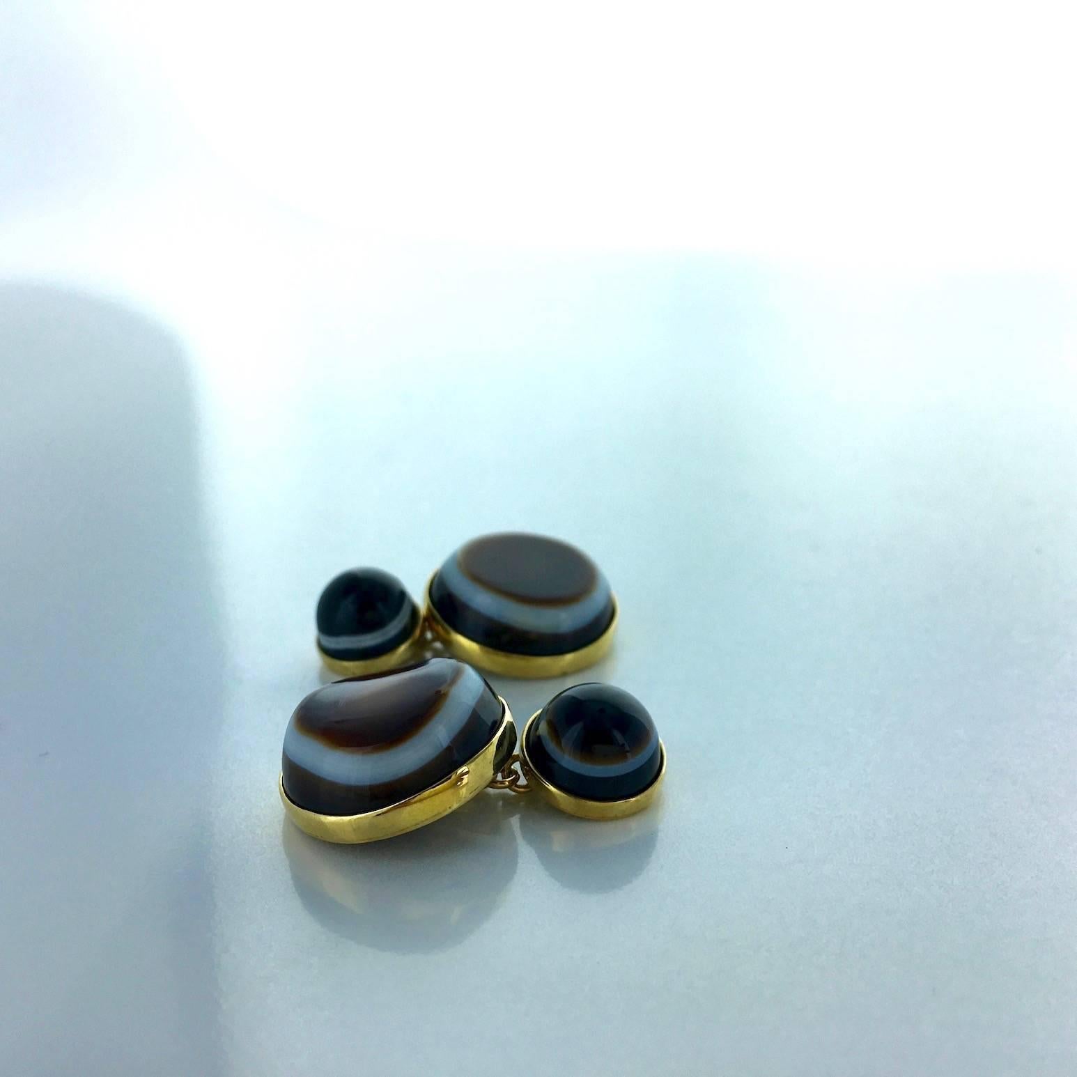 Very impressive and significant Brown and white Onyx mounted on yellow gold 750 18k cufflinks.
The photographs say it all.

Gross weight: 19.30 grams.