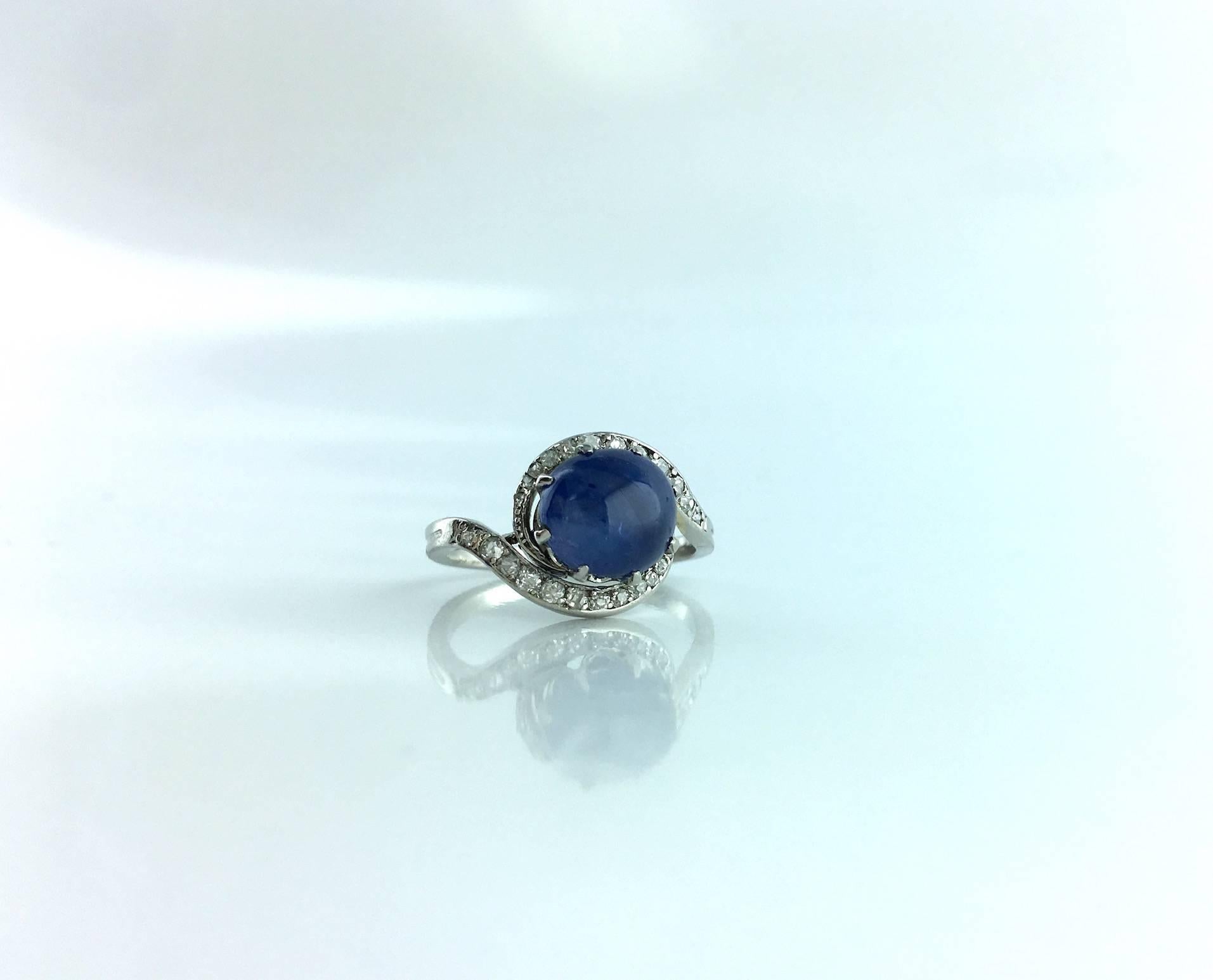 3.67 carats Natural Sapphire Non heated surrounded by Old-mine cut Diamond mounted on Platinum.
French marks.
Circa 1900.

Gross weight: 5.36 grams.