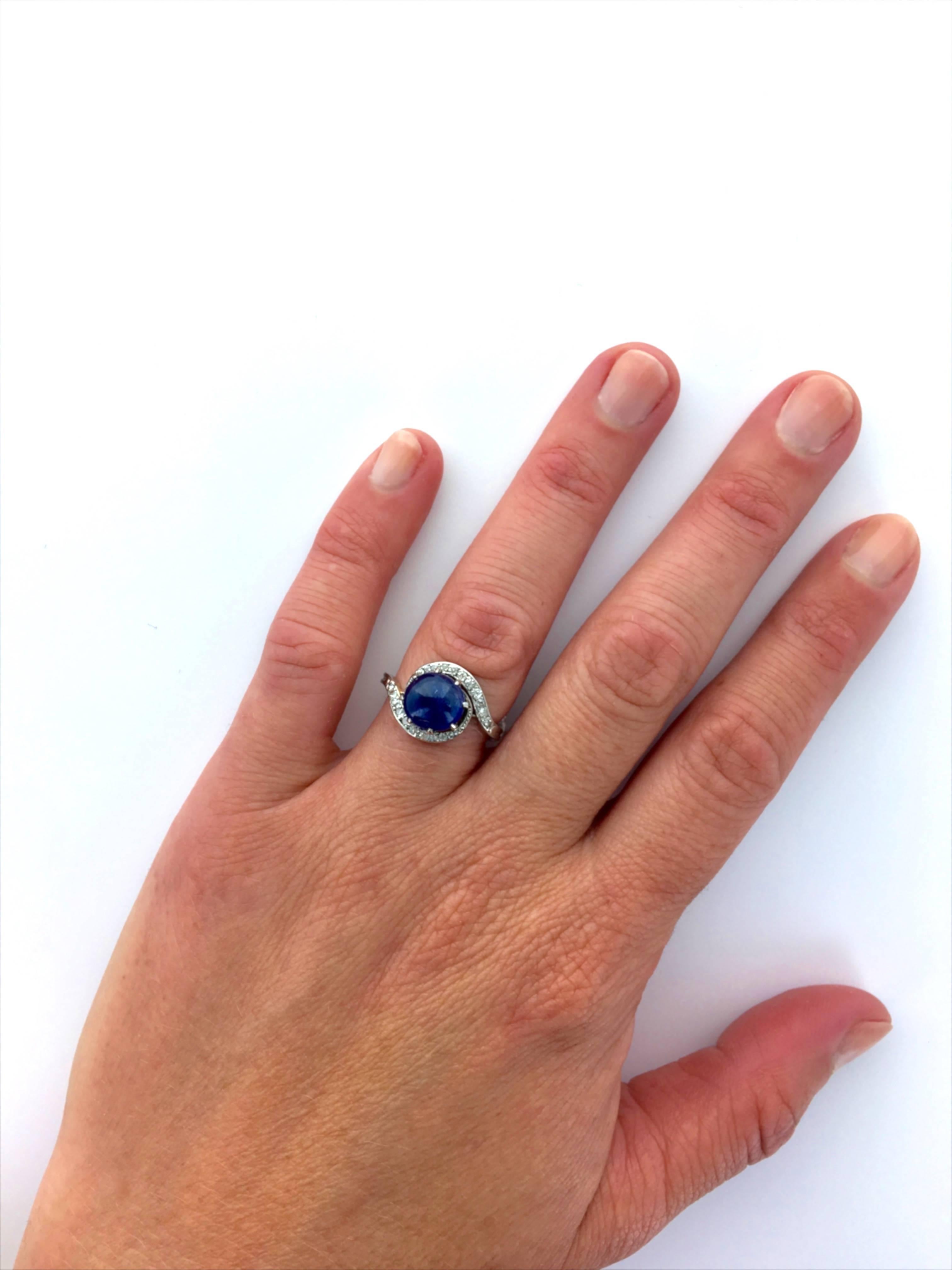 1900s French Cabochon Sapphire Diamond Platinum Ring In Excellent Condition In Geneva, CH