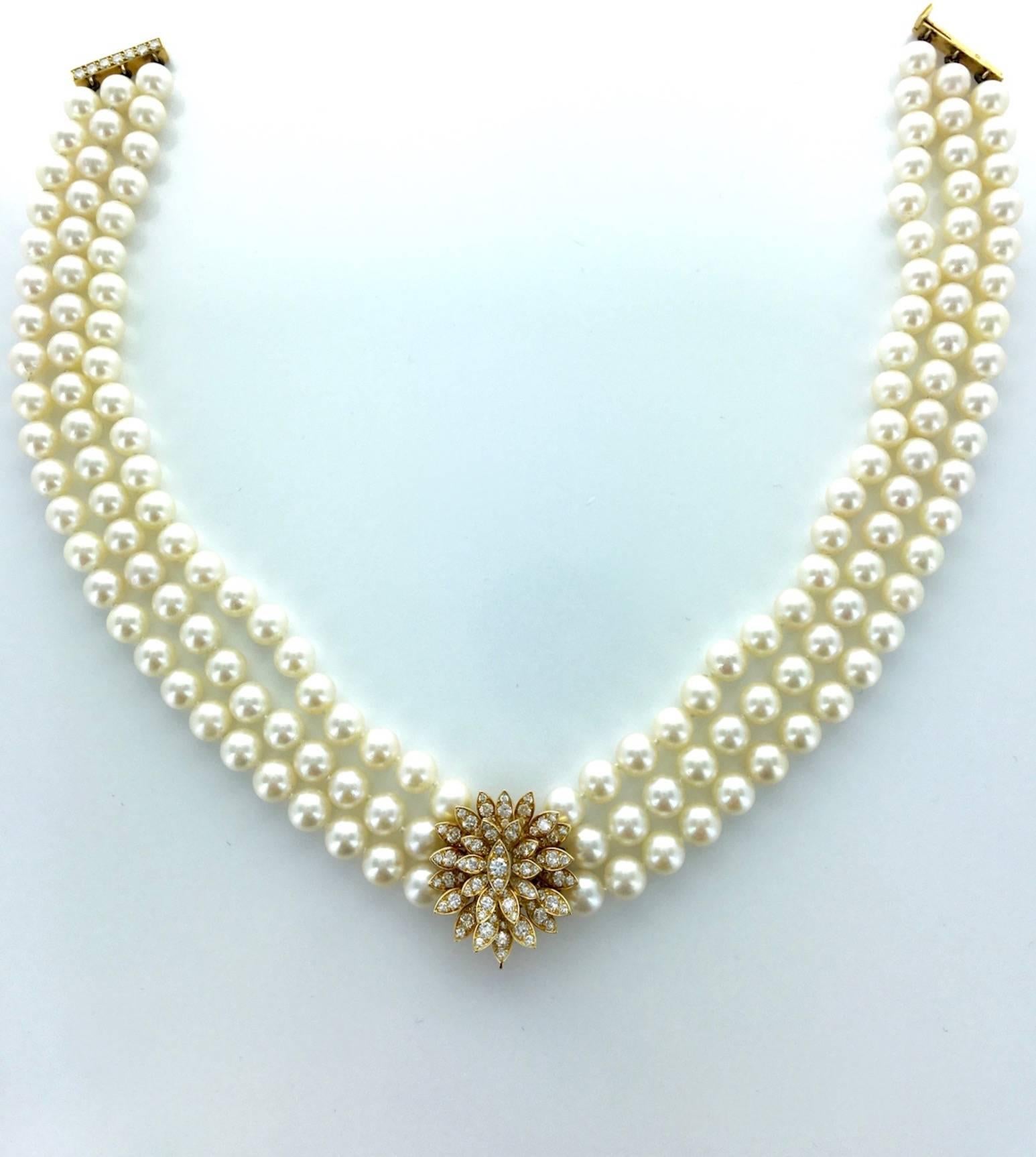 A Must-Have! (again), this necklace in Cultured Pearl is centered by a yellow gold 750 18k Flower all set by Diamond. The clasp in yellow gold and diamond.
Circa 1990.
French marks.
Signed Cartier, Numbered.

Gross weight: 83.94 grams.