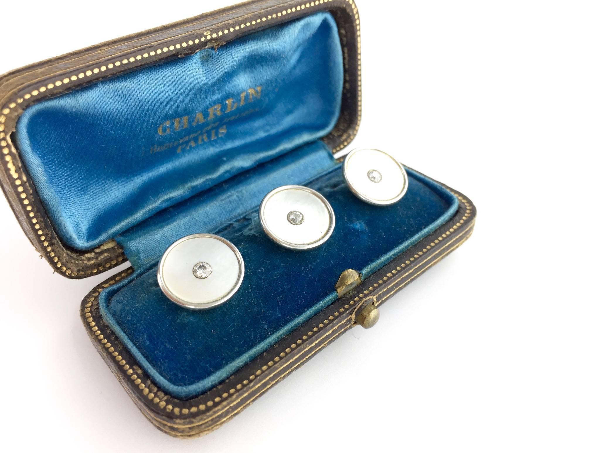 Very Elegant Mother-of-Pearl Three Buttons each one centered by Diamond on Platinum and yellow Gold.
Circa 1910.
Original box.

Gross weight: 4.36 grams.