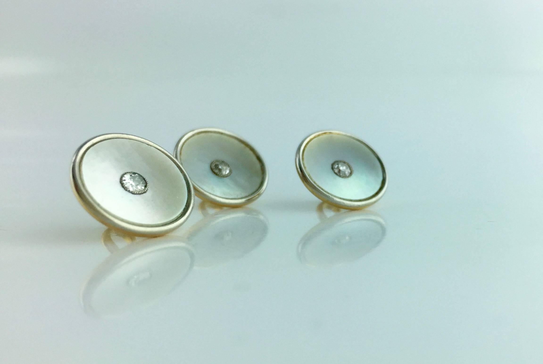 Three Early 20th Century Mother-of-Pearl Diamond Gold Platinum Buttons In Excellent Condition In Geneva, CH