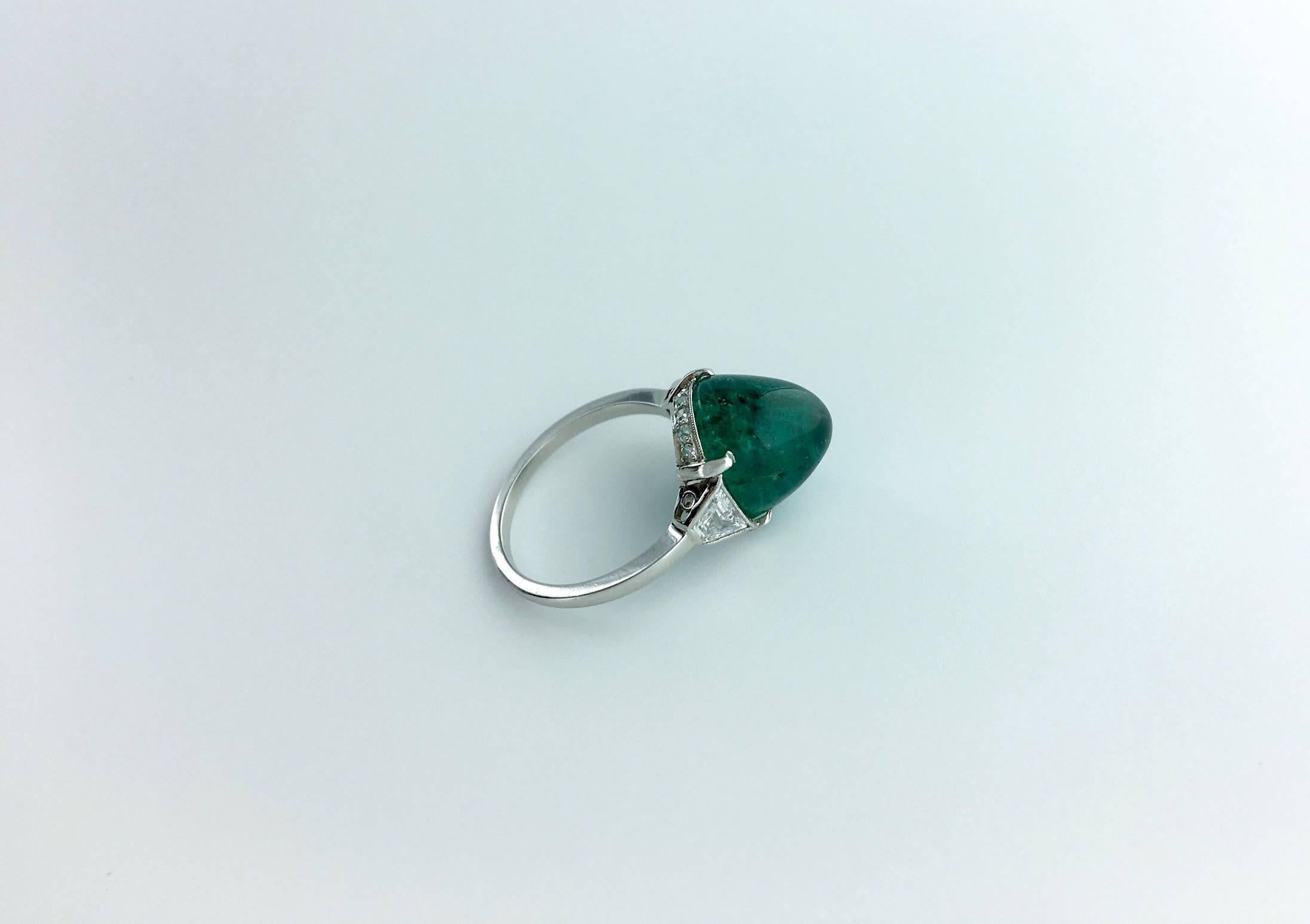 7.24 Carat Colombian Emerald on Diamond Platinum Art Deco Ring In Excellent Condition In Geneva, CH