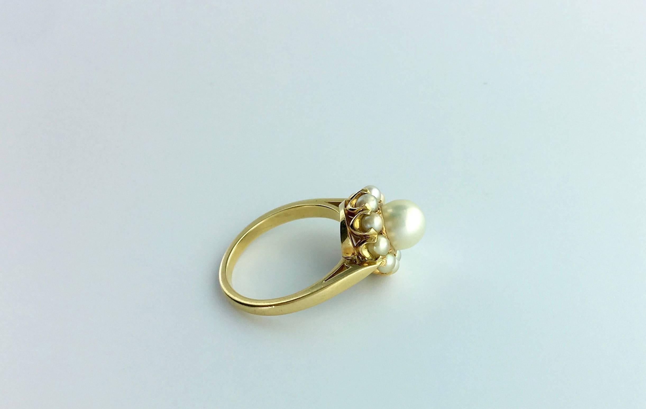 Lovely Ring in yellow gold 18k 750 centered by a Natural Pearl (6.55 millimeters) surrounded by ten smaller Natural Pearls.

Gross weight: 5.34 grams.