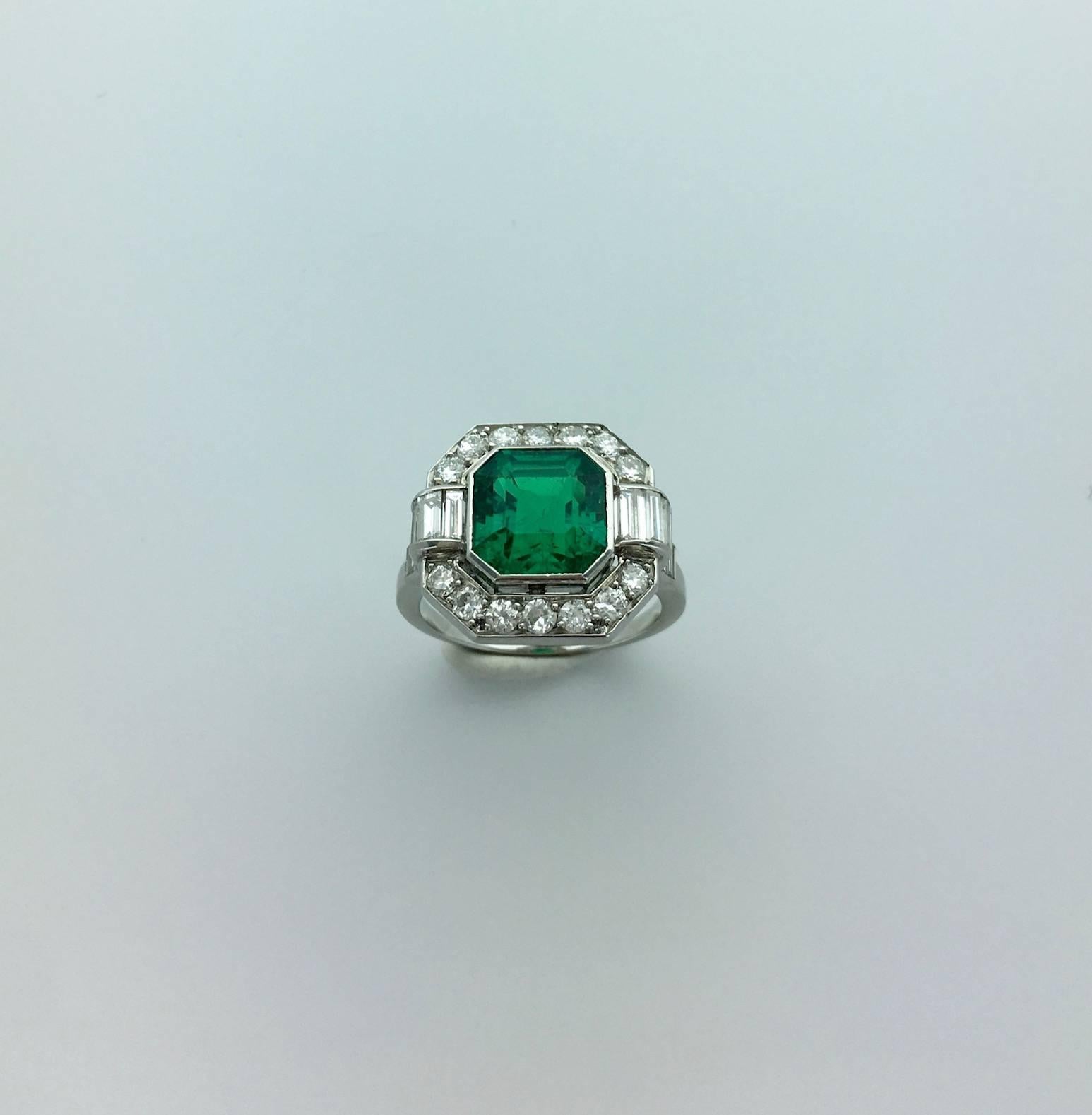 Art Deco Colombian Emerald Diamond Platinum Ring In Excellent Condition In Geneva, CH