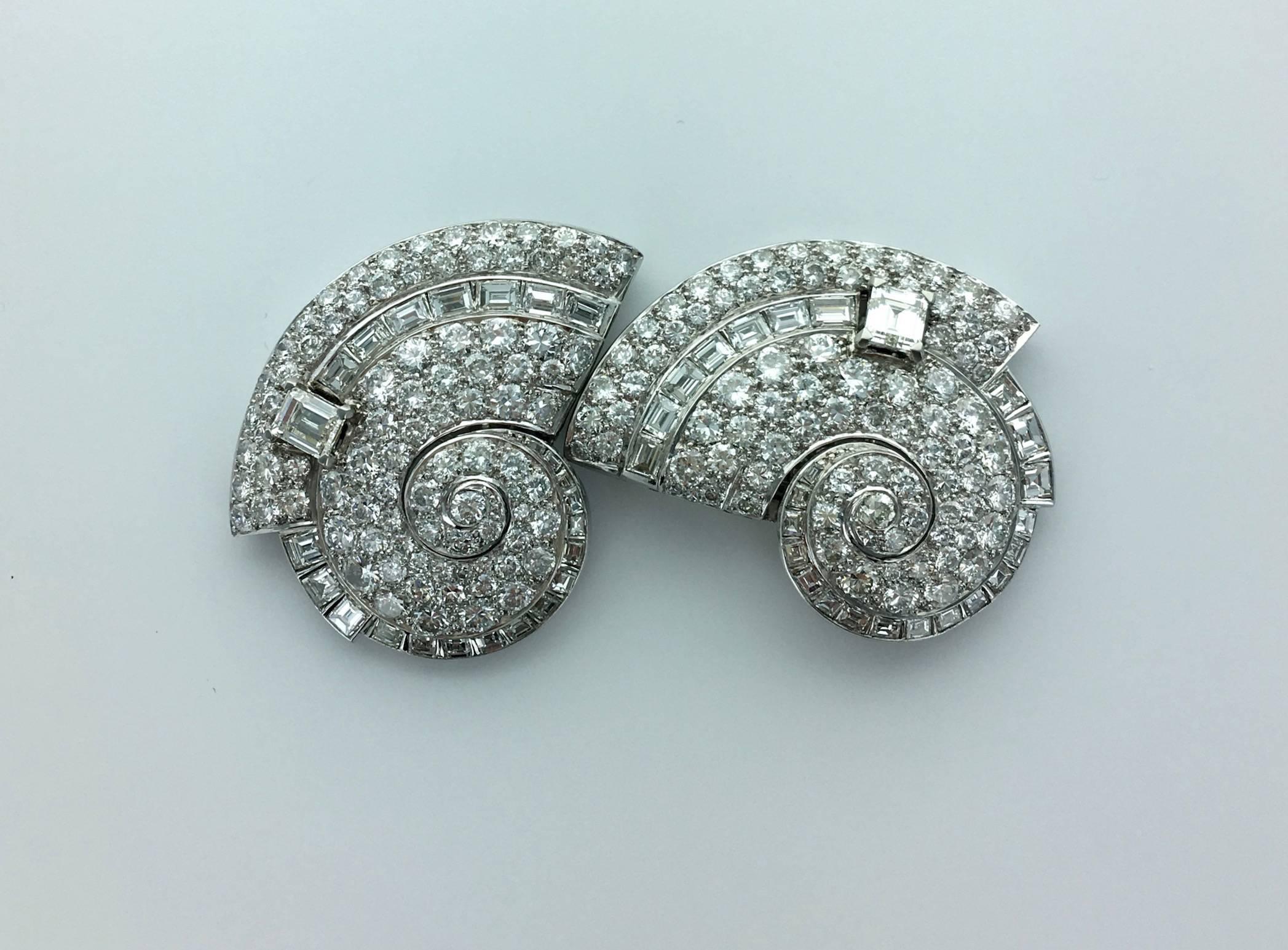 Unbelievable design probably realized by a major artist jeweler in the 1930s. This Avant-garde Art Deco Double Clip Brooch is as awesome worn in two pieces or in one gathered. All Diamond round, baguette and square cut pave on platinum.
French