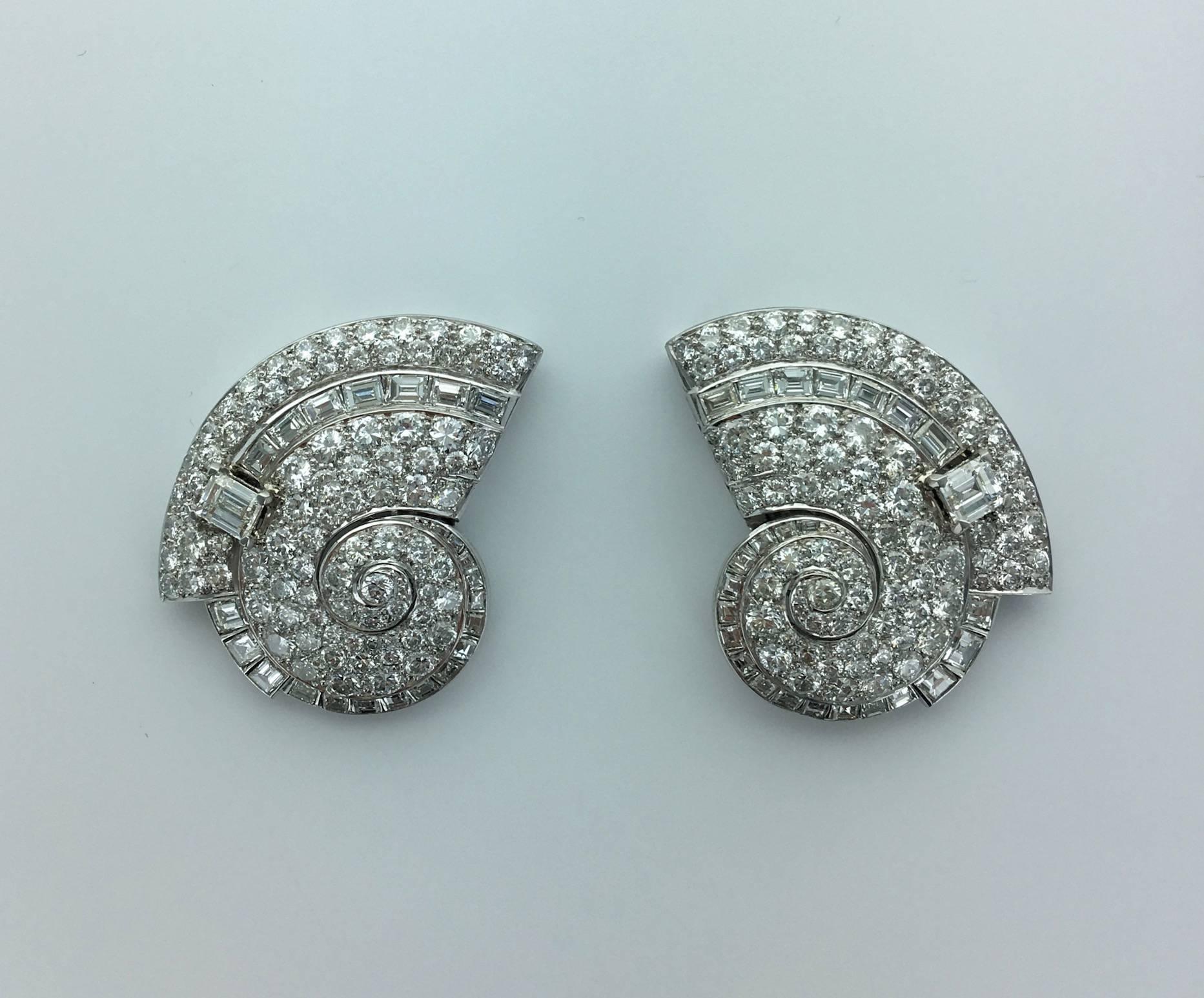French Art Deco Diamond and Platinum Double Clip Brooch In Excellent Condition In Geneva, CH