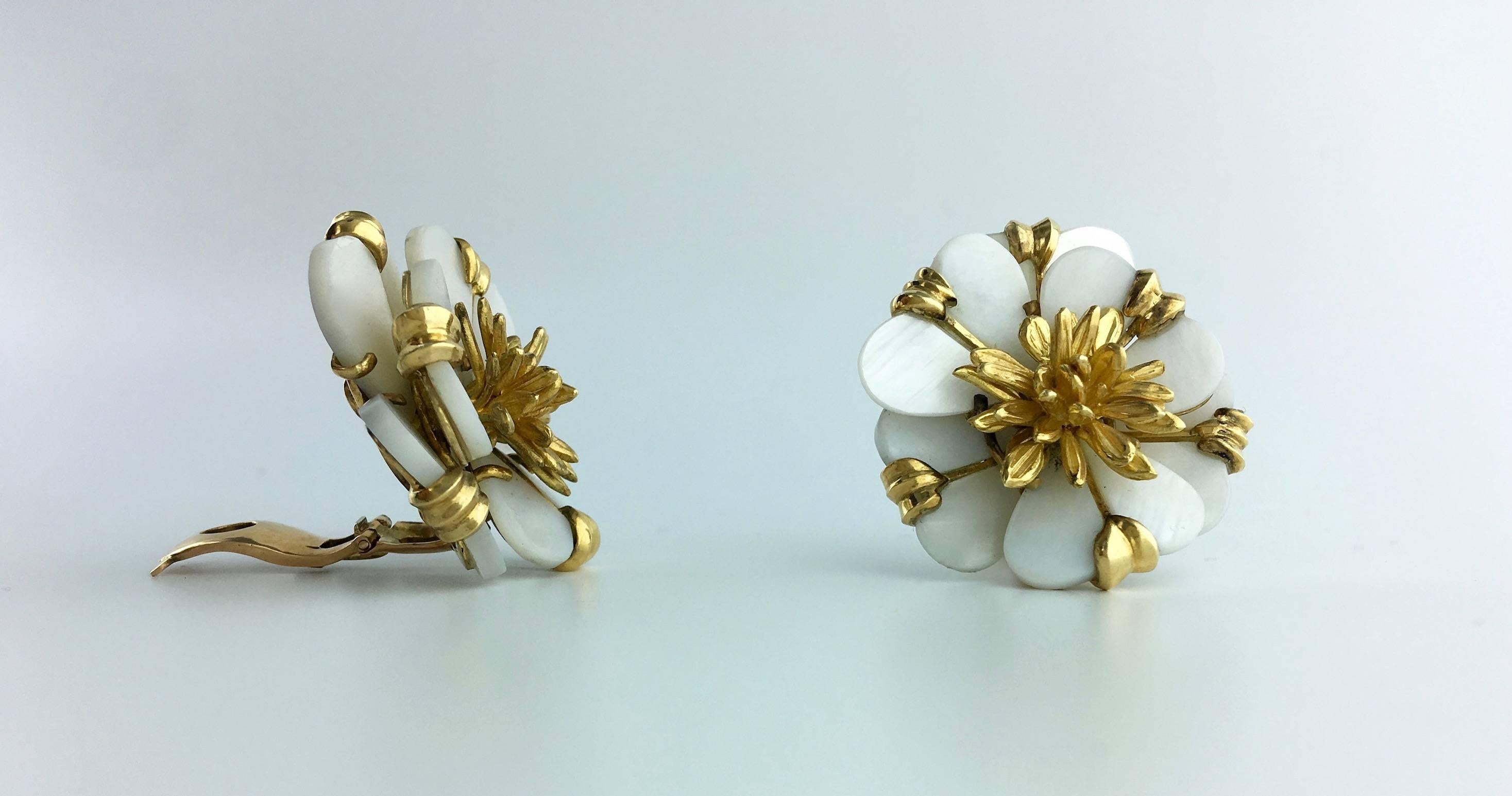 Our very Favorite! Those Earclips are more than accessories, you will be highlighted. All yellow gold 18k 750 and Mother of Pearl, perfect size, those Earrings are a testimony of PARIS' ambiance in the 60's.
French marks.
Circa 1960.

Gross weight:
