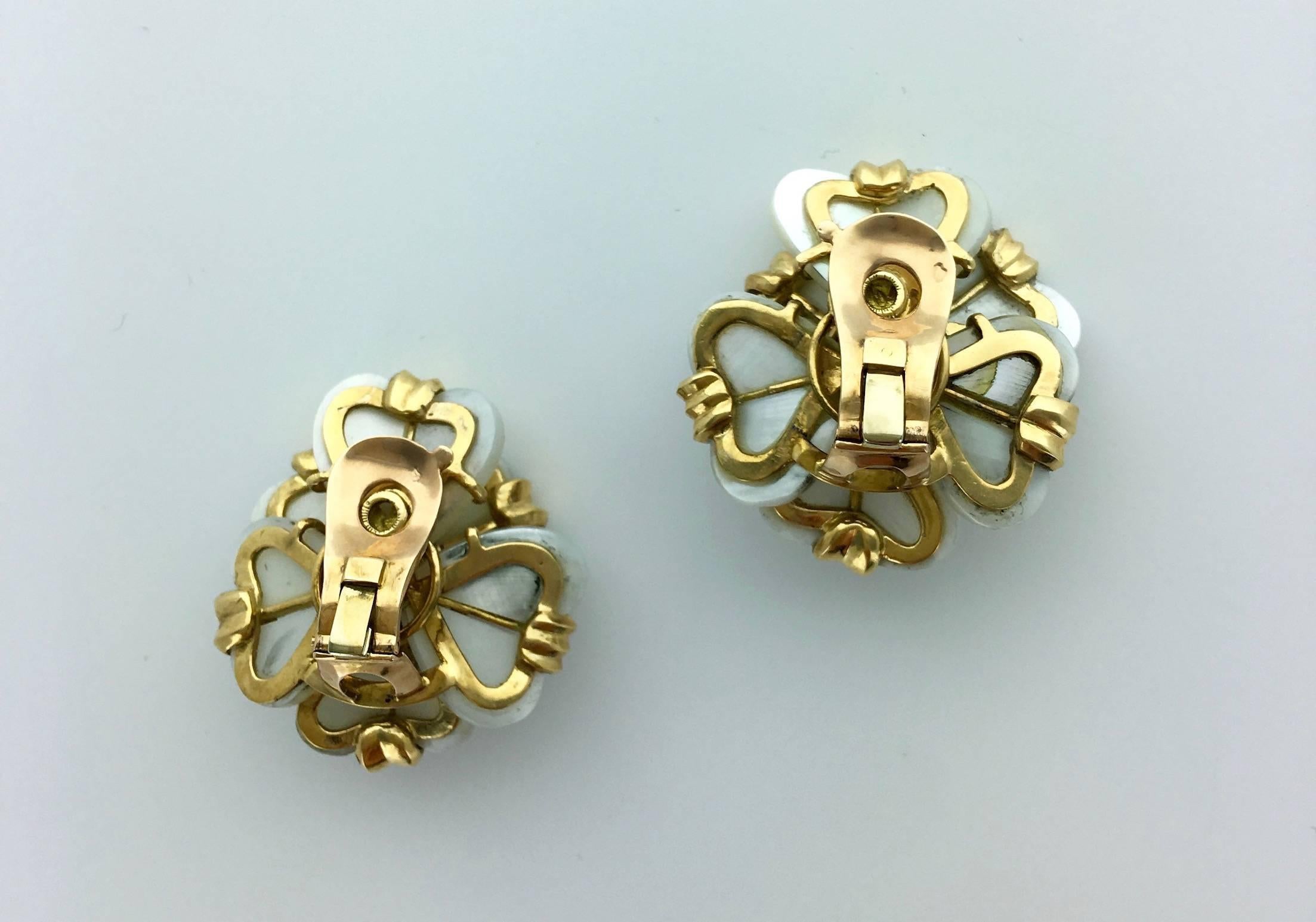 1960s French Mother-of-Pearl and Yellow Gold Earclips In Excellent Condition In Geneva, CH
