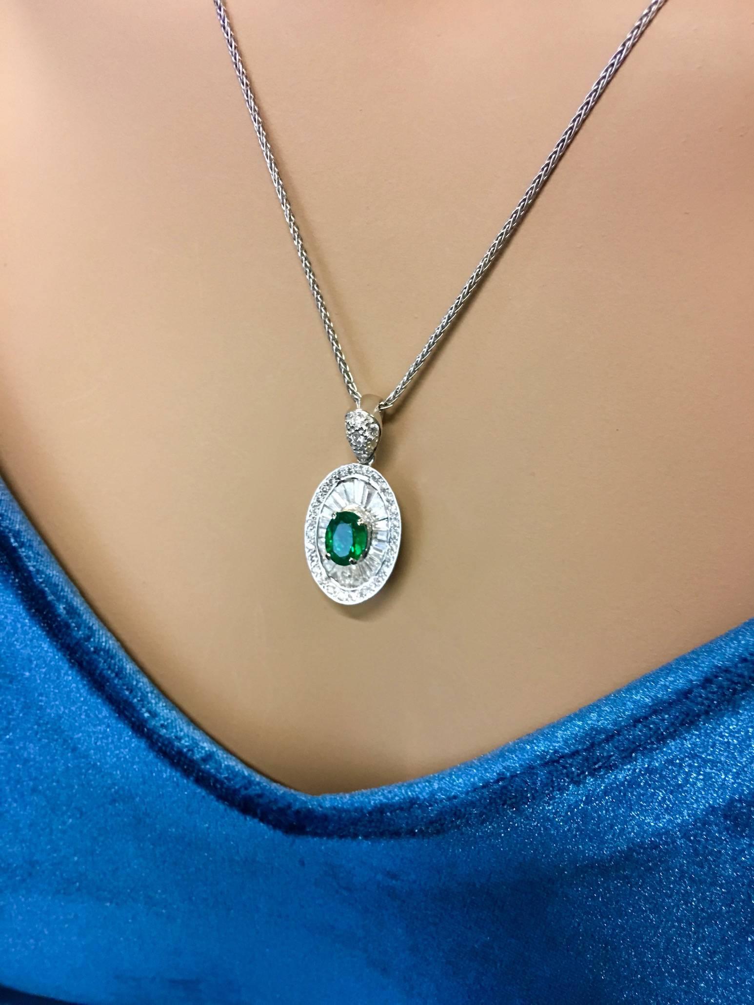 Emerald Diamond Pendant Necklace In Excellent Condition In Geneva, CH
