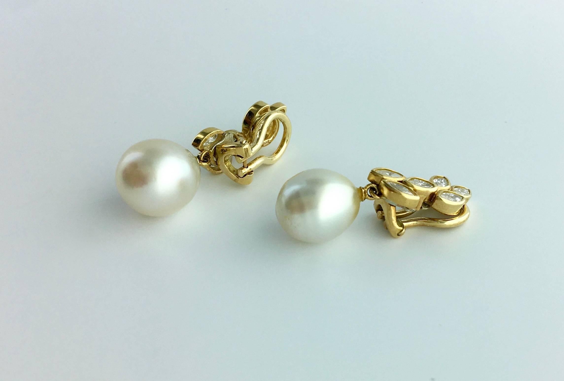 Fauna and Flora have always been a great source of inspiration in jewelry. Those Earrings are holding each one beautiful cultured pearls. The mounting in Diamond and Yellow gold reminds leaves.
Late 20th Century.
Total height: 1.30 inches (3.30