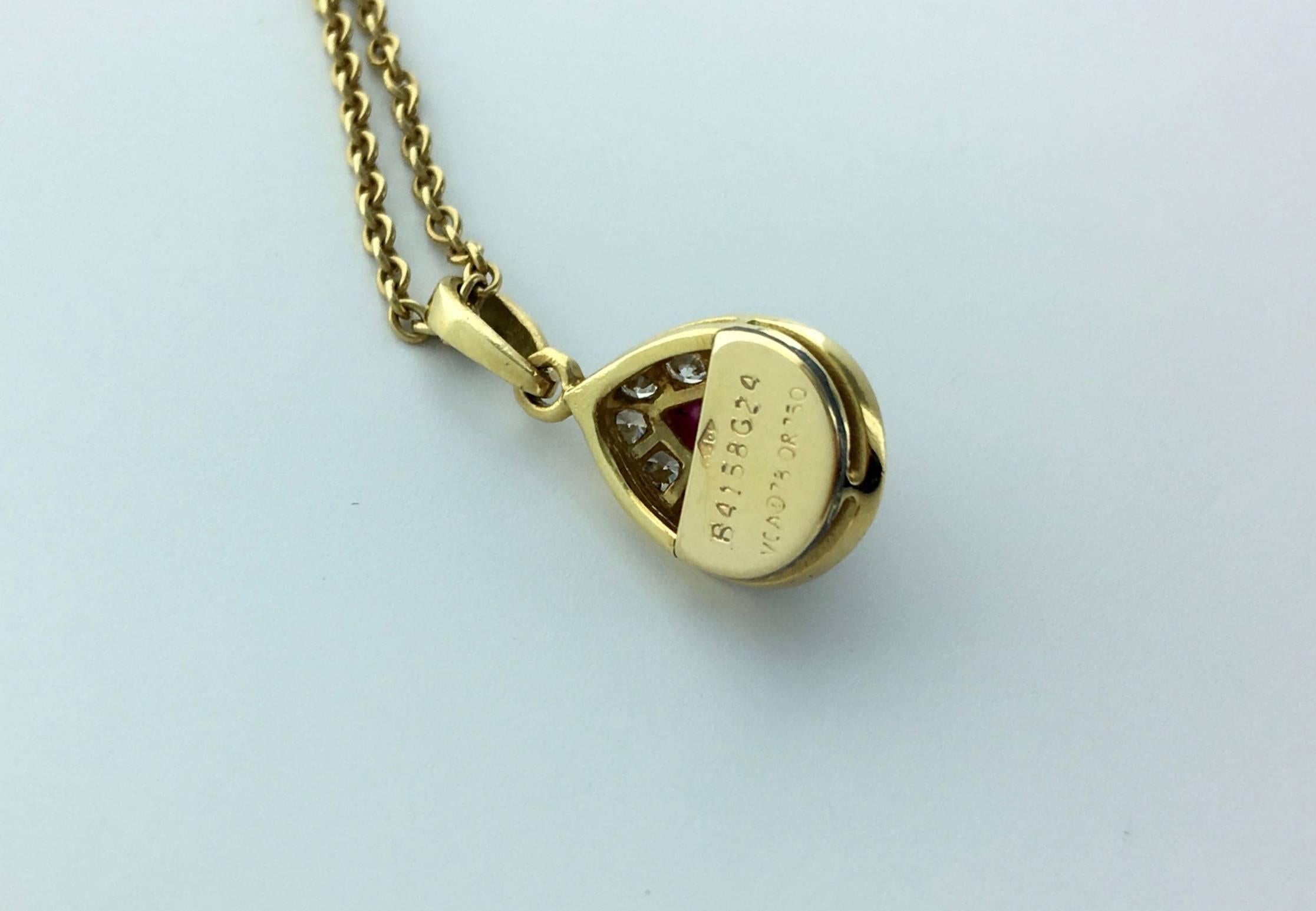 Gorgeous Van Cleef and Arpels Pendant in Yellow Gold 18k 750 centered by a cabochon Ruby surrounded by diamond.
Chain in yellow gold.
Dated 1978.

Signed, numbered and marked.