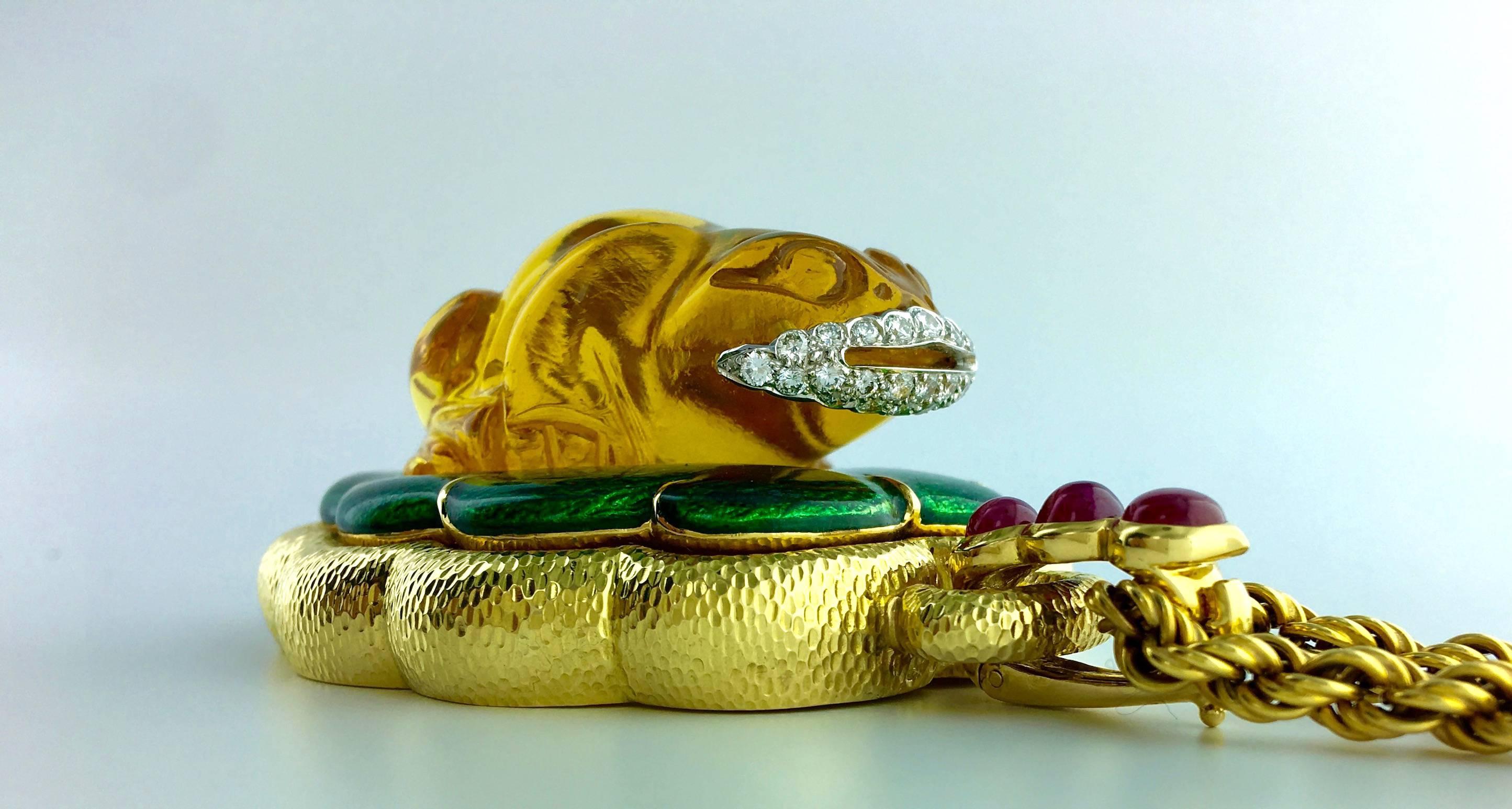 Oversized Fantastic Pendant in yellow gold 18k 750 and platinum representing a frog on a nenuphar. David Webb has always realized incredibly colorful animals.
This piece is stunning. Three cabochon rubies, green enamel, diamond on platinum.
Amber