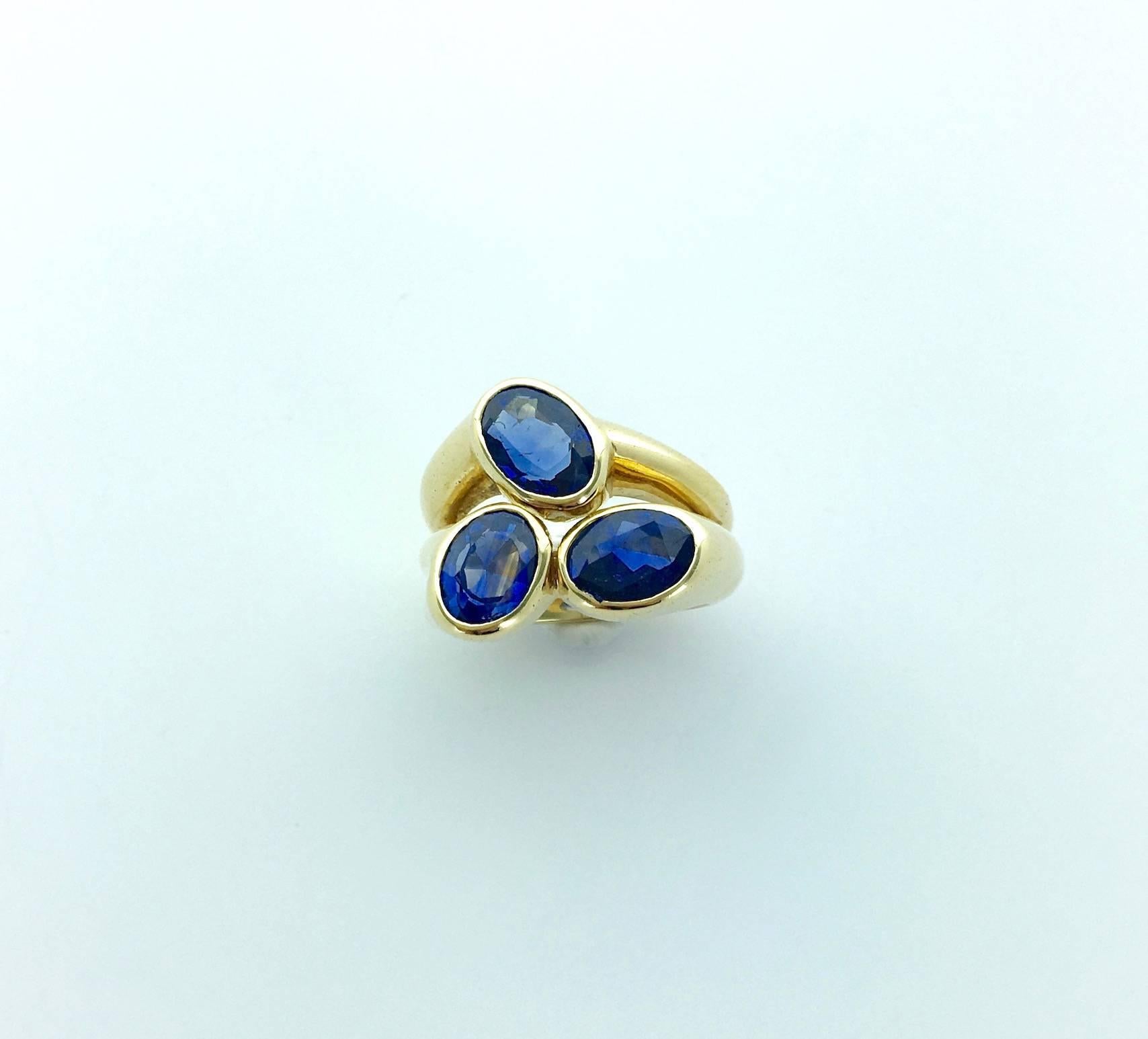 Mid-20th Century design this ring is the testimony of the Avant-Garde design. Three Natural Blue Sapphire gather in asymmetric way.
Circa 1960.

Gross weight: 18.62 grams.