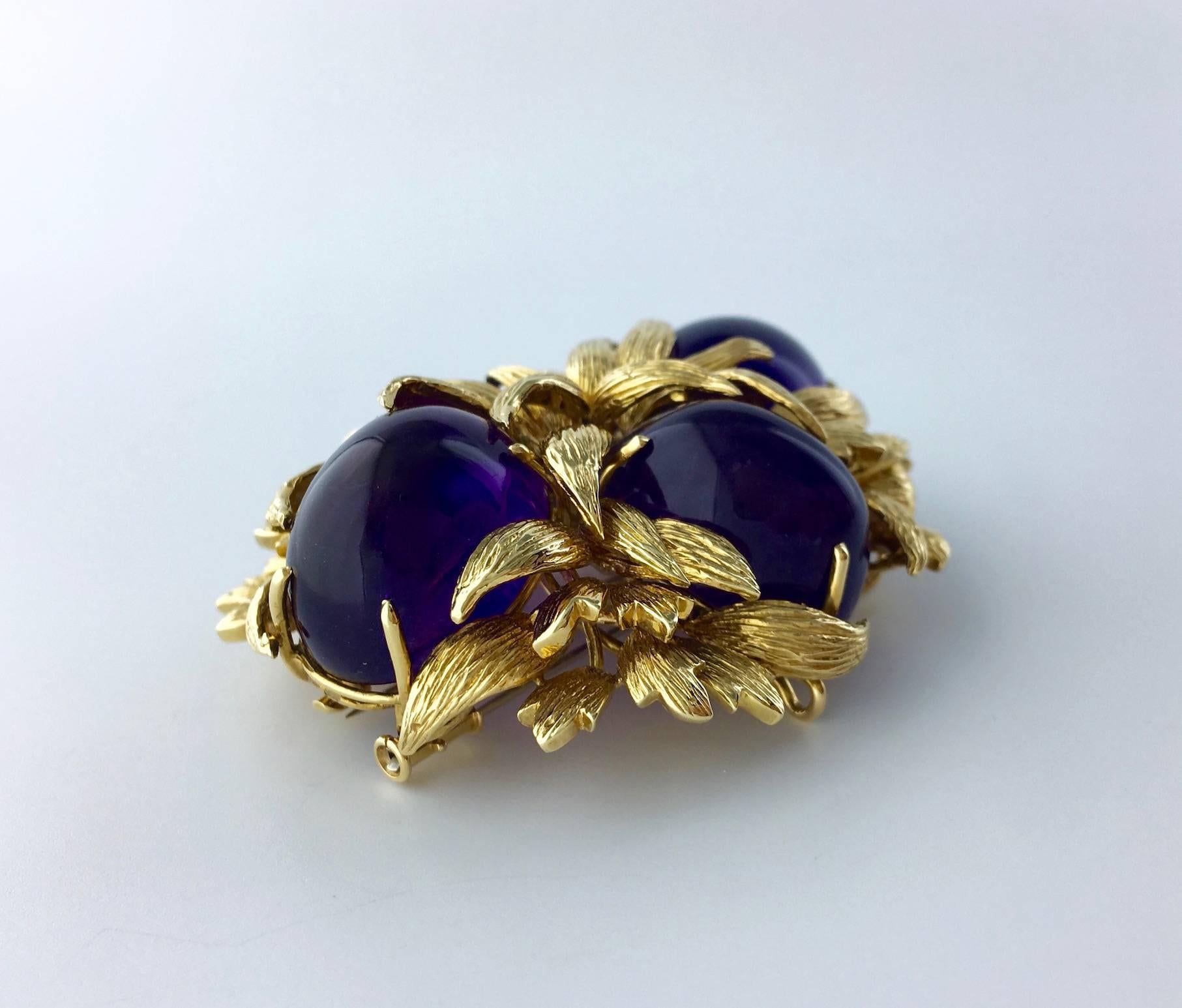Impressive yellow gold brooch convertible in pendant with four cabochon Amethysts.
Signed David Webb.