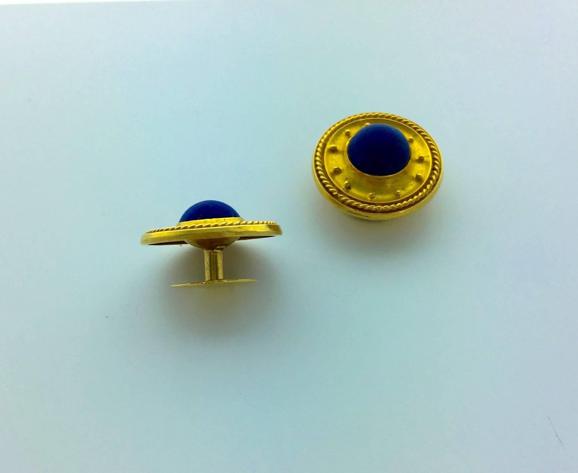 Yellow gold engraved Etruscan Revival Studs centered by Lapis Lazuli.
French marks.

Circa 1850.