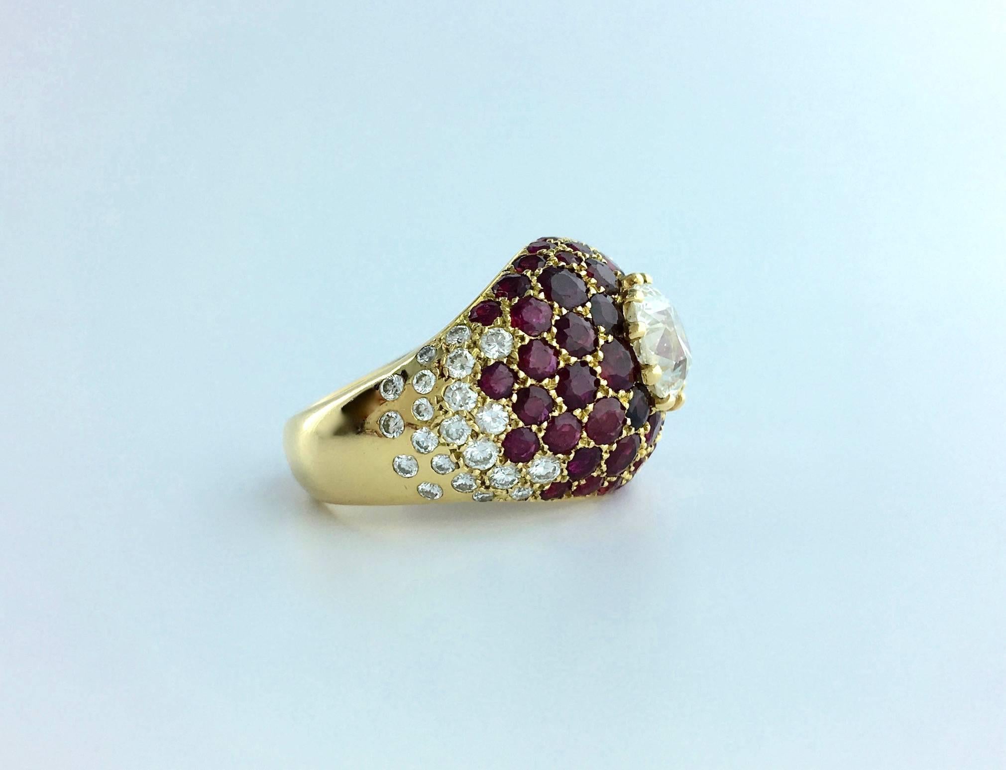 Lorenz Baumer Diamond Ruby Yellow Gold Ring In Excellent Condition In Geneva, CH