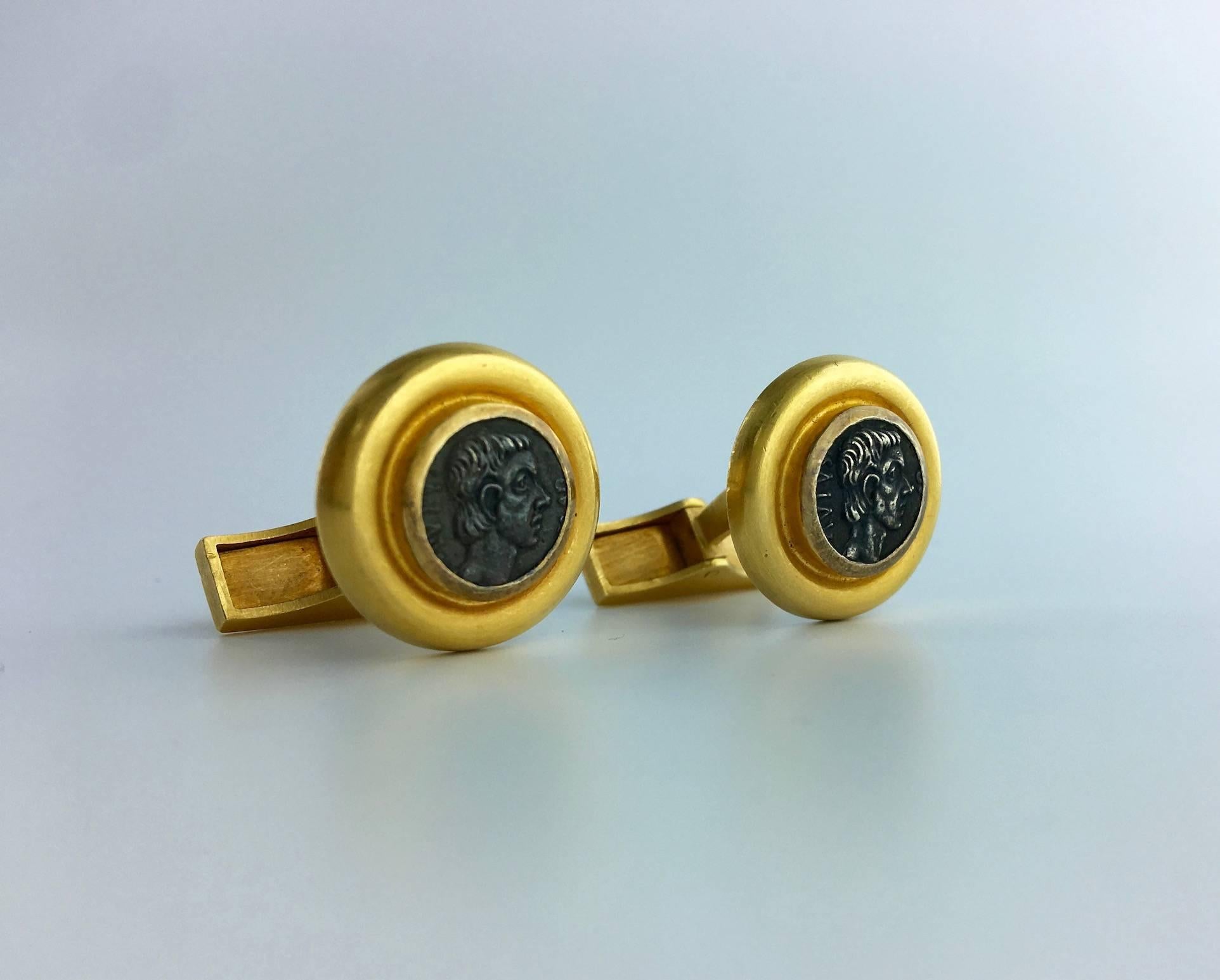 Very impressive size and paradoxically easy to wear. The gold is matte and the systems are the best that can be used for cufflinks.
Each pattern holds an Antique style Greek coin representing Alexander the Great on blacken silver. All the cufflinks