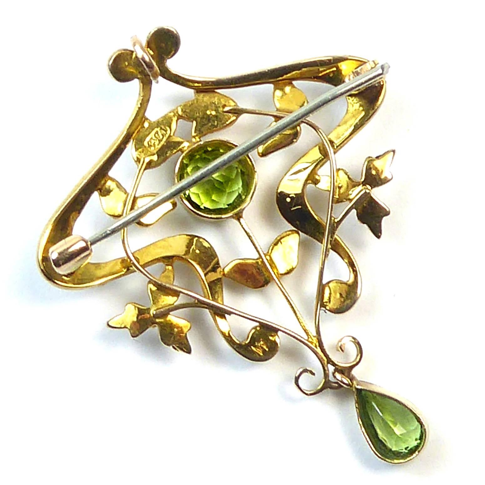 Antique Art Nouveau Pendant Brooch with Peridots and Pearls, circa 1900 In Excellent Condition In Yorkshire, West Yorkshire