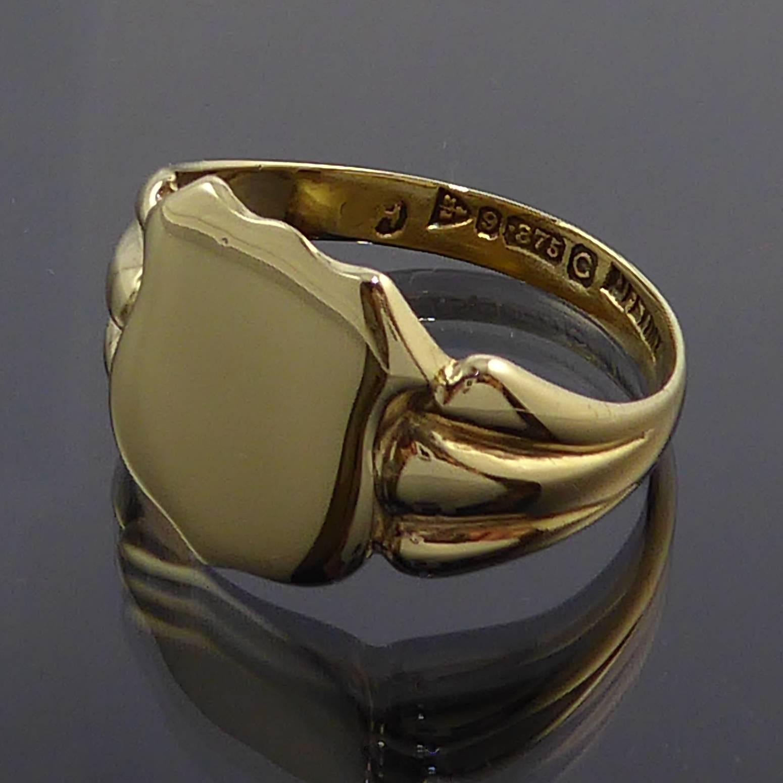 Vintage Gents Signet Ring, Shield Shaped, Hallmarked Chester, 1953 In Excellent Condition In Yorkshire, West Yorkshire